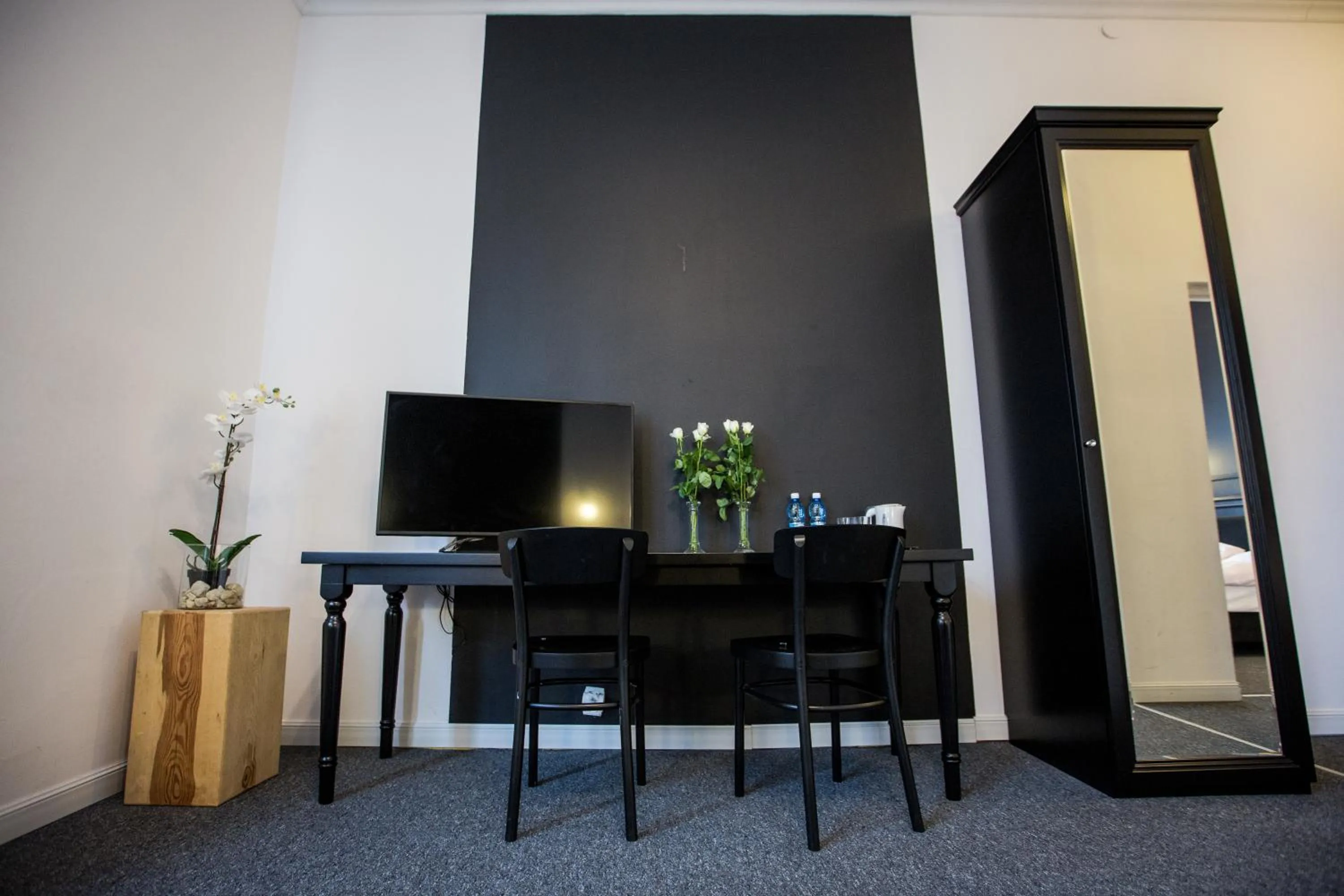 People in Hotel Granada