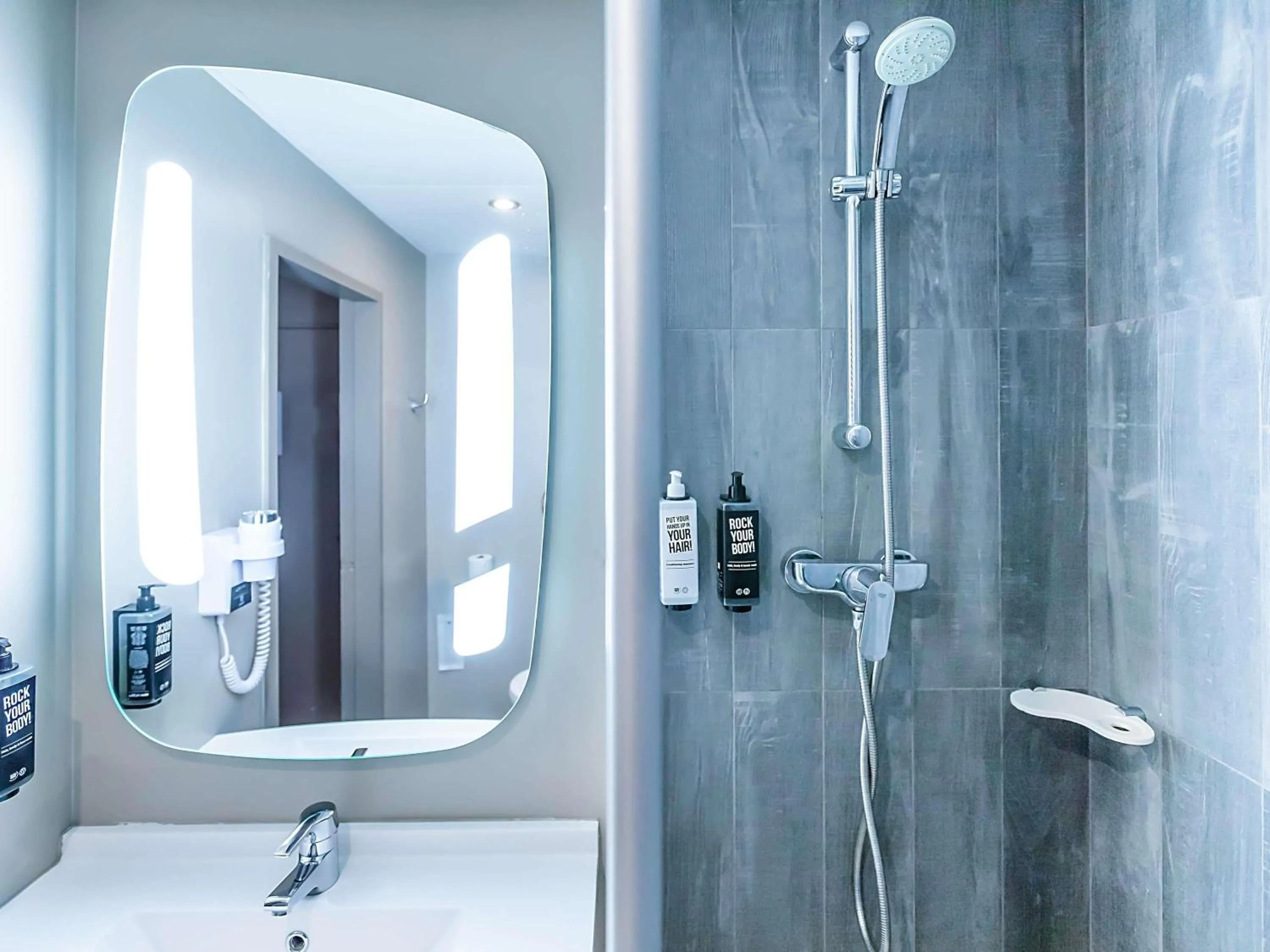 Bedroom in Hotel ibis Porto Gaia