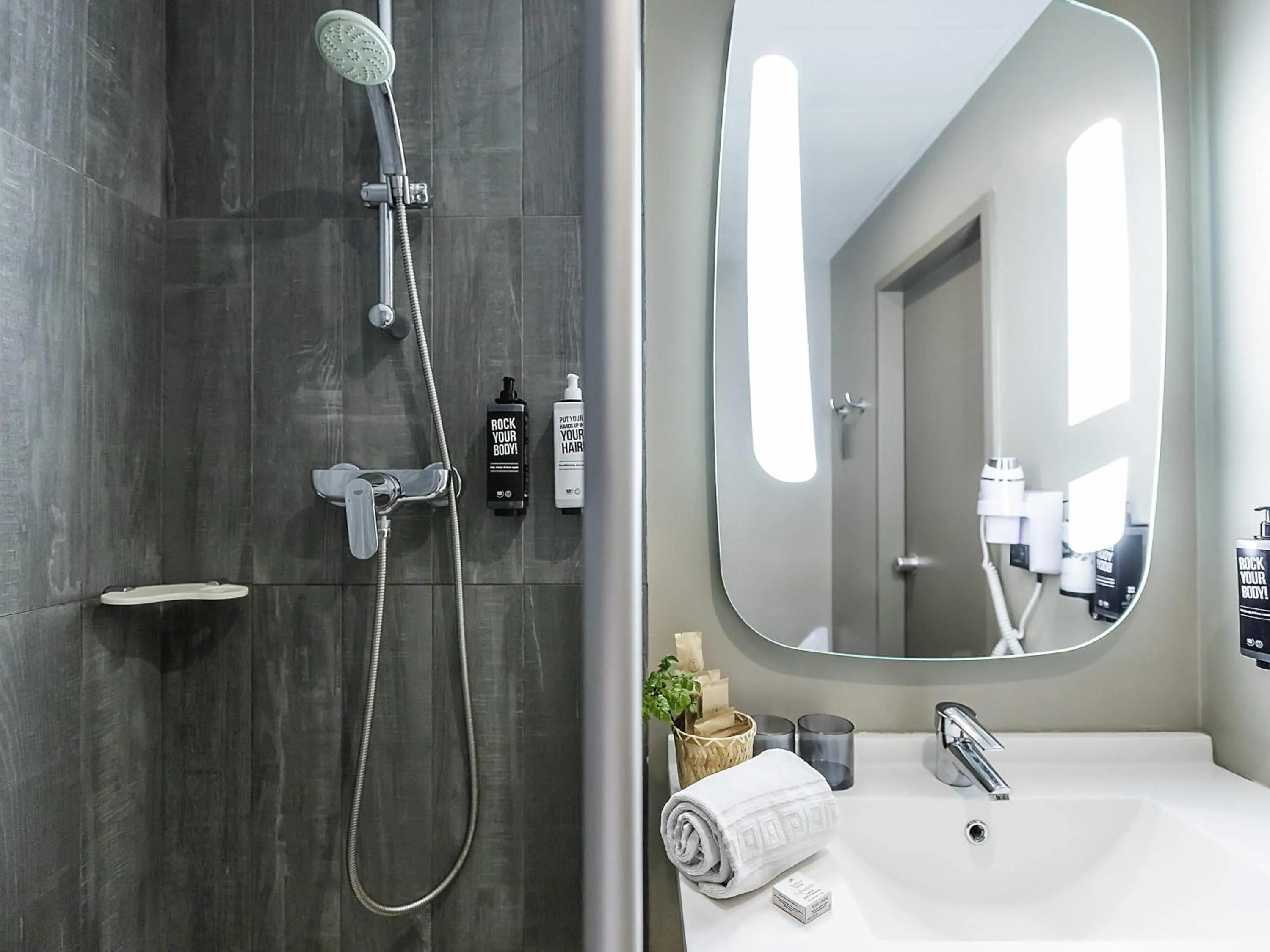 Bedroom in Hotel ibis Porto Gaia