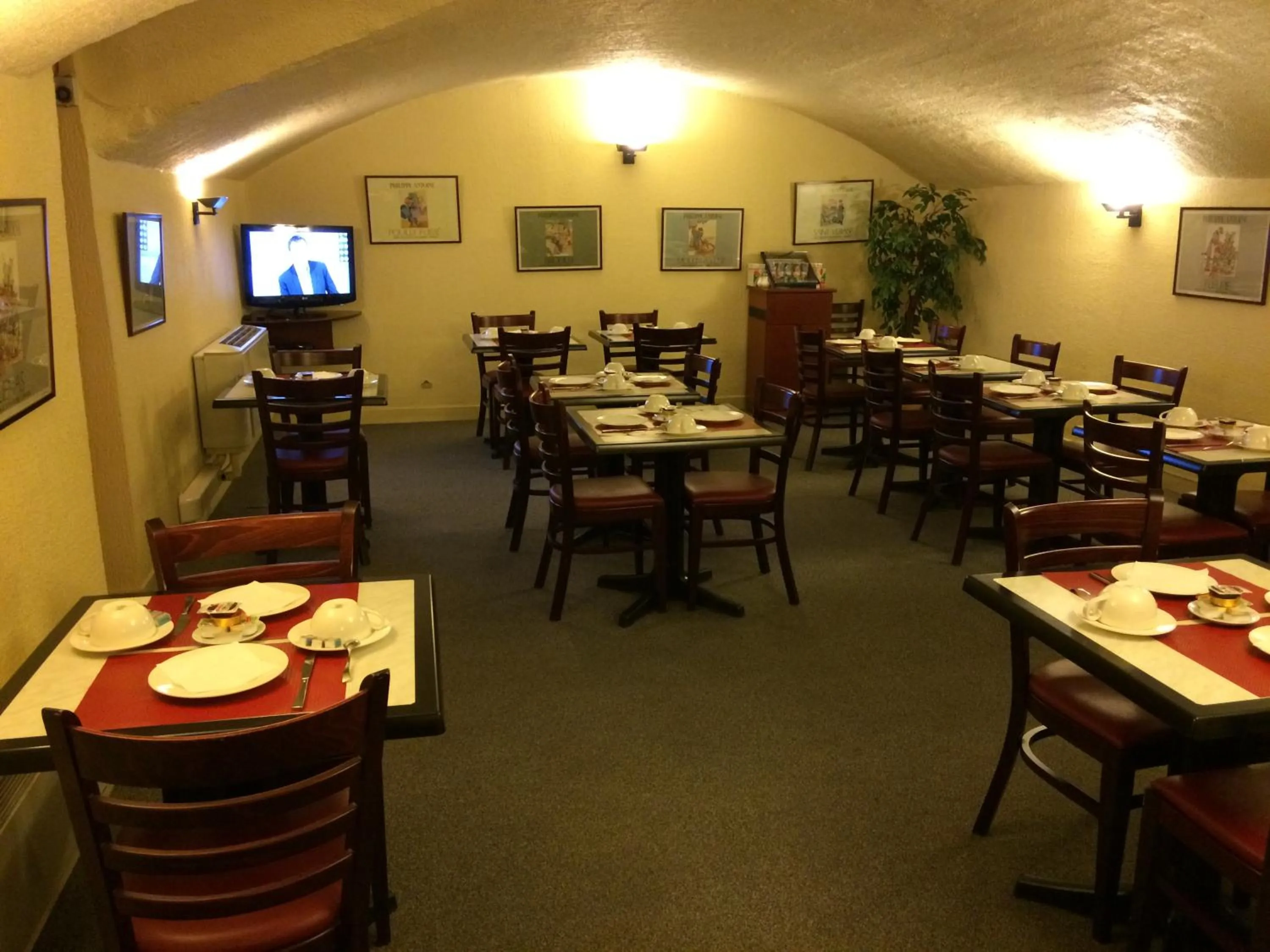 Restaurant/places to eat in Hotel Elysée