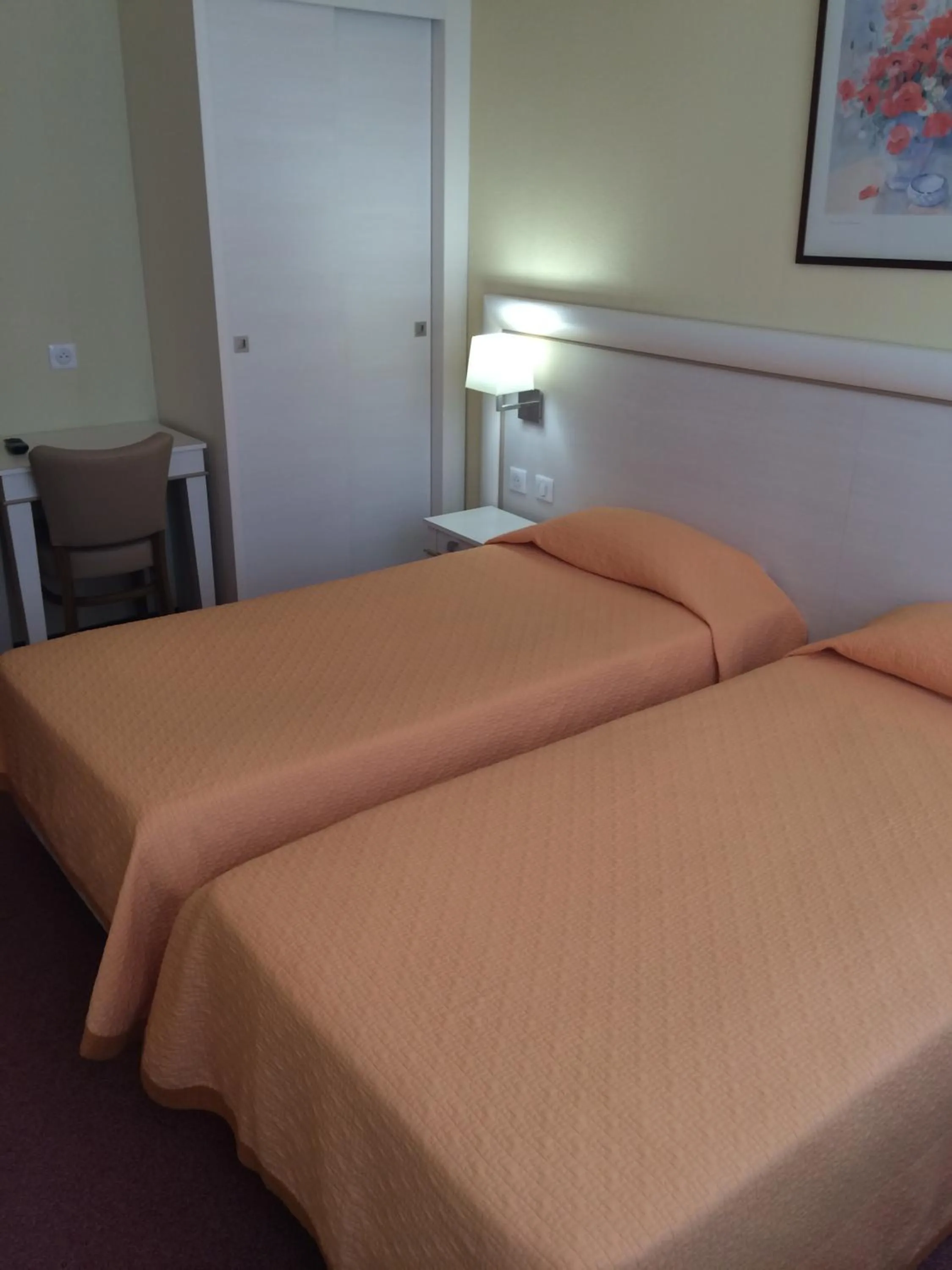 Photo of the whole room, Bed in Hotel Elysée