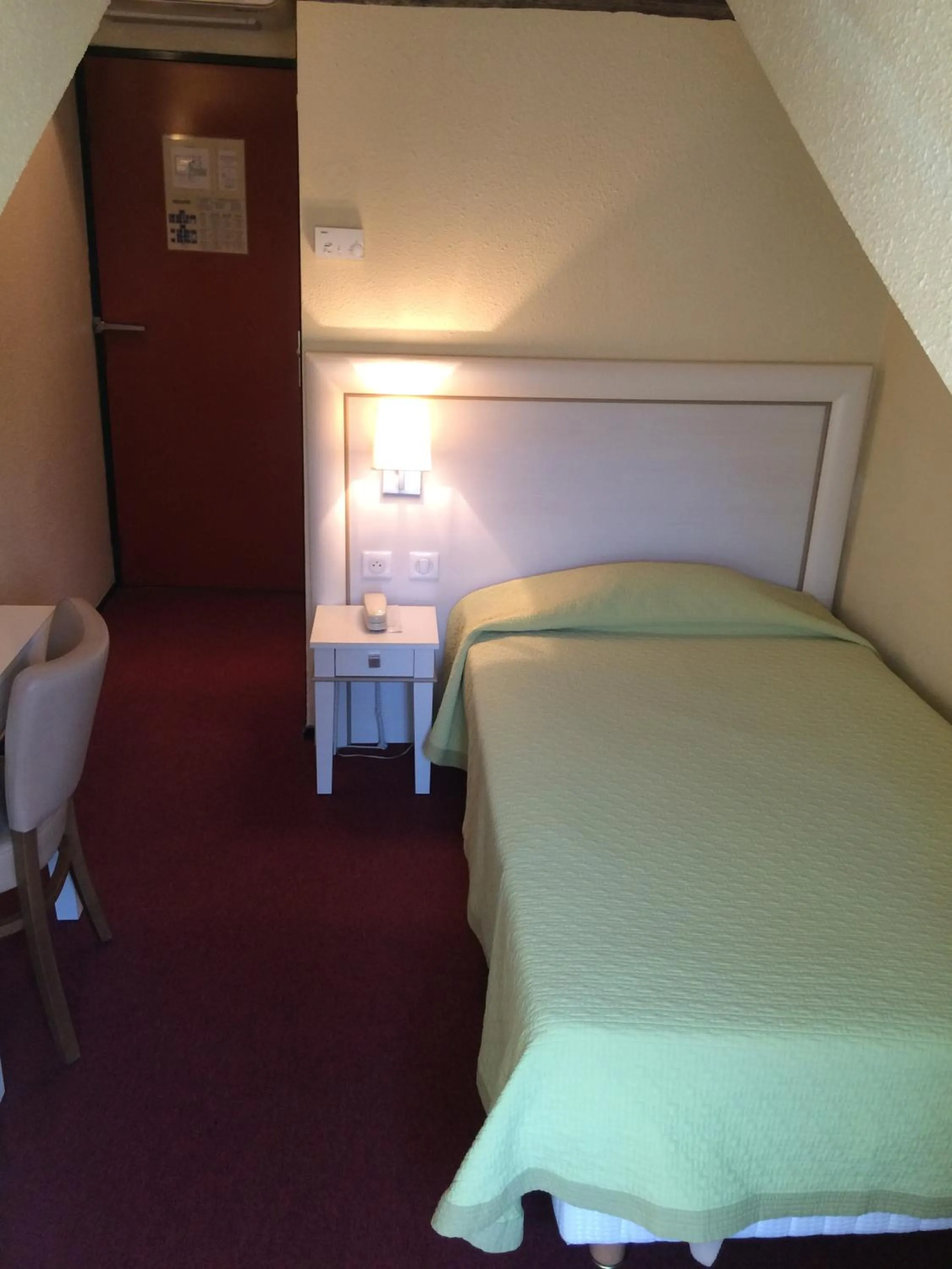 Photo of the whole room, Bed in Hotel Elysée