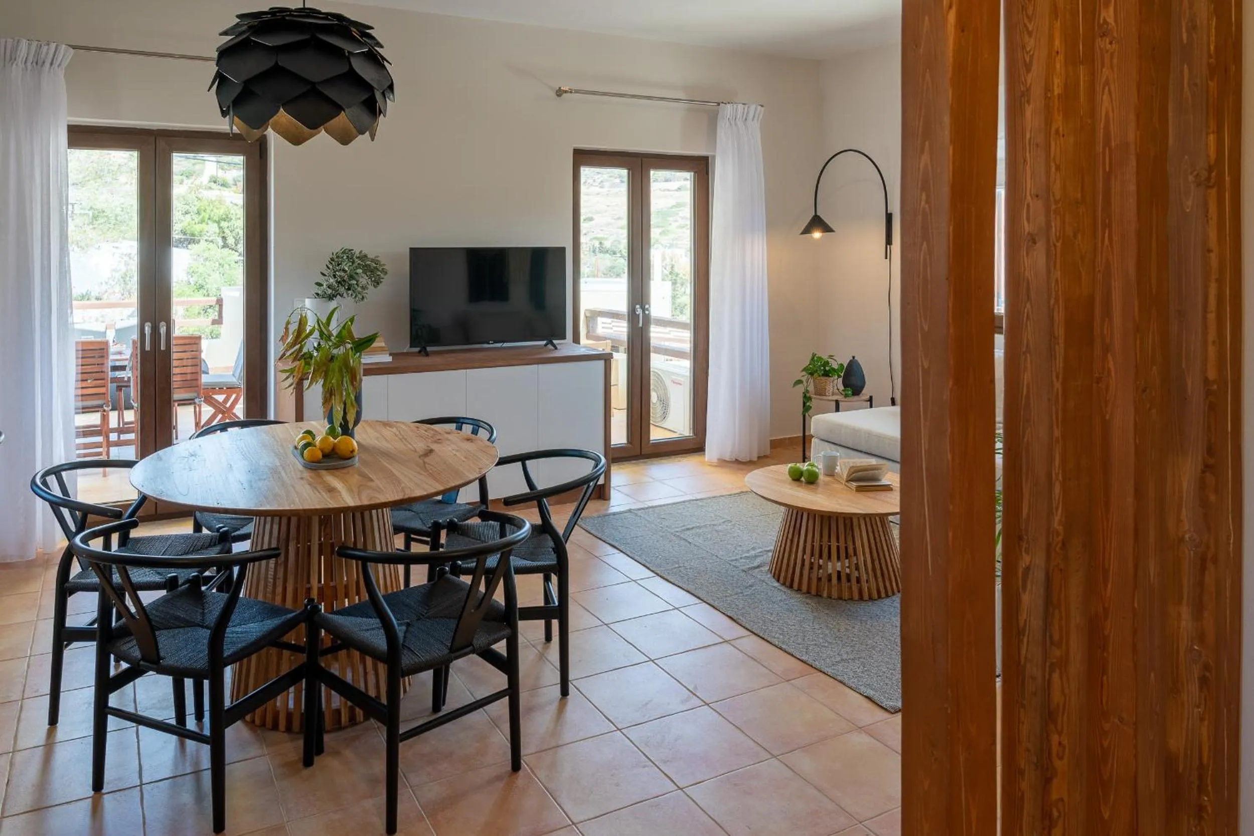 Dining area in Syra Suites