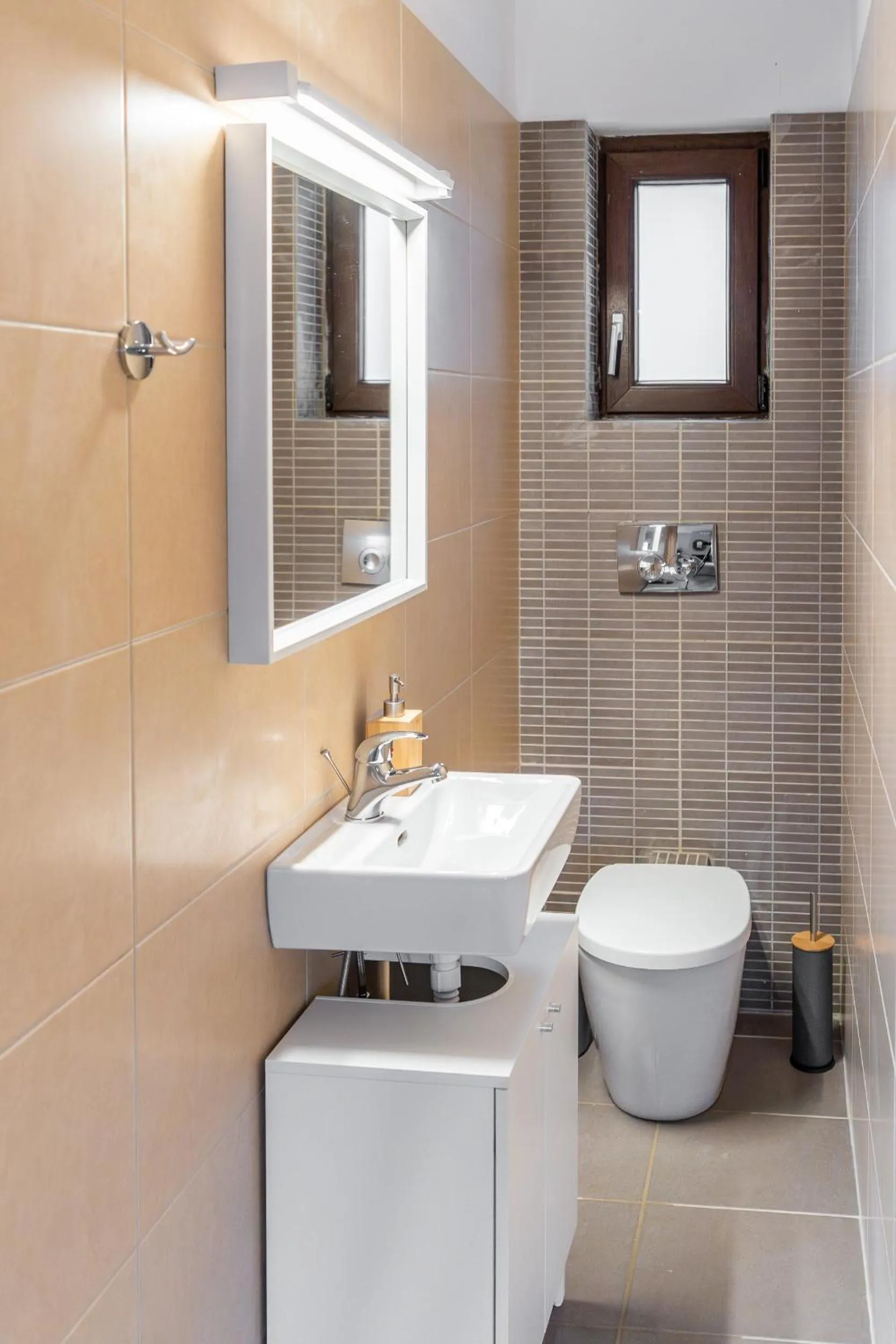 Toilet in Syra Suites