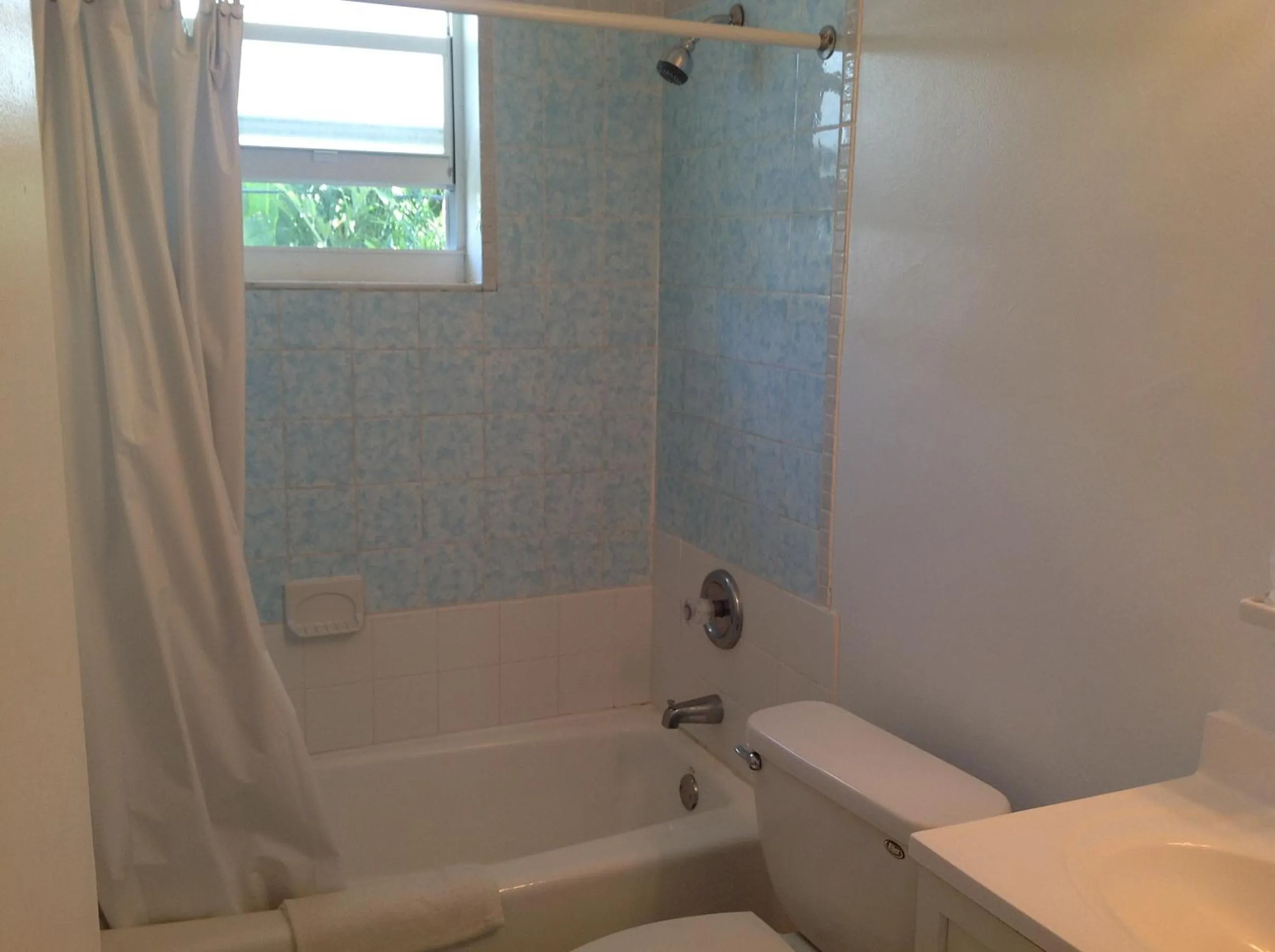 Bathroom in Birch Patio Motel