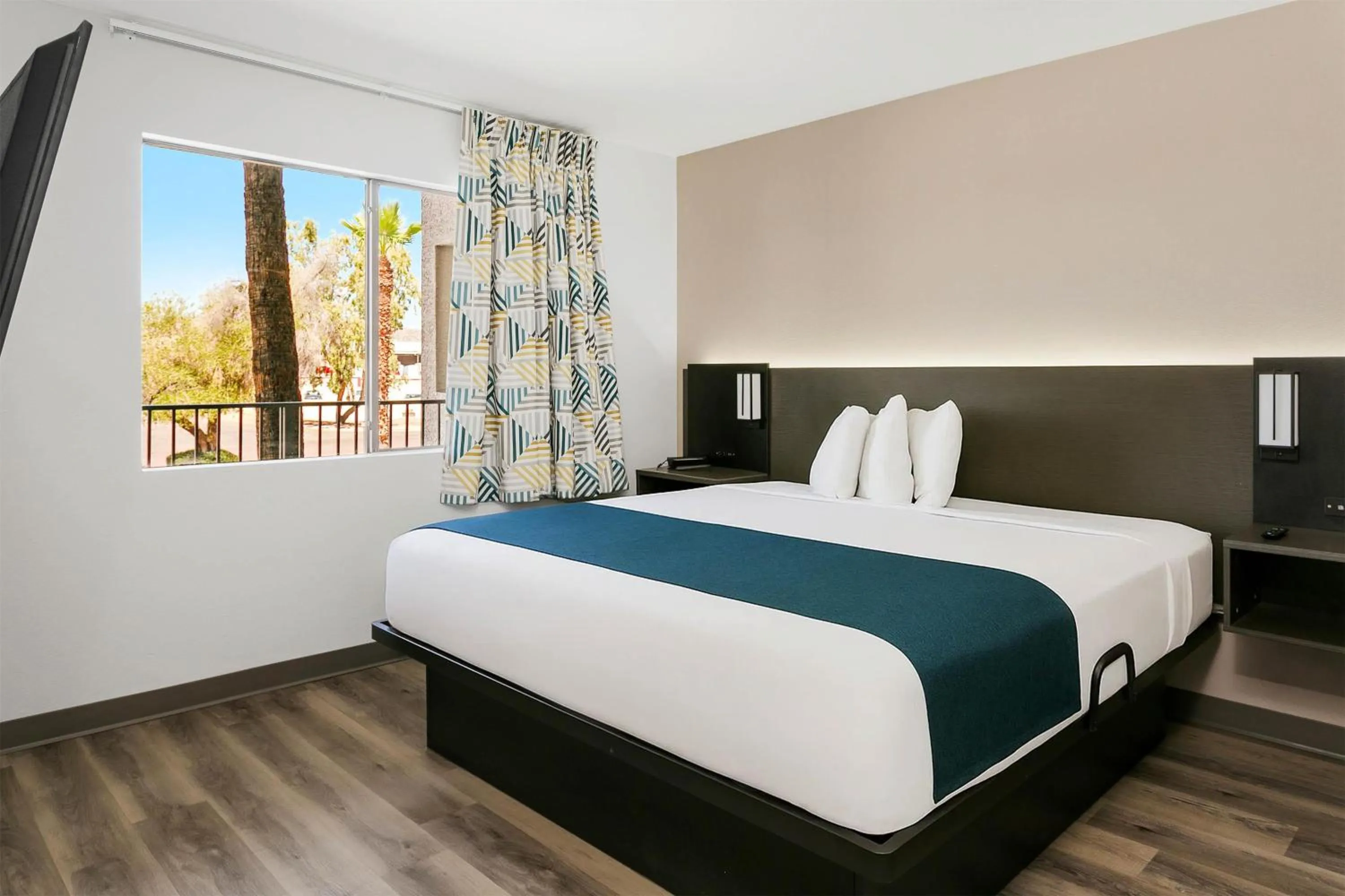 Photo of the whole room, Bed in Studio 6 Tempe, AZ Elliot Road