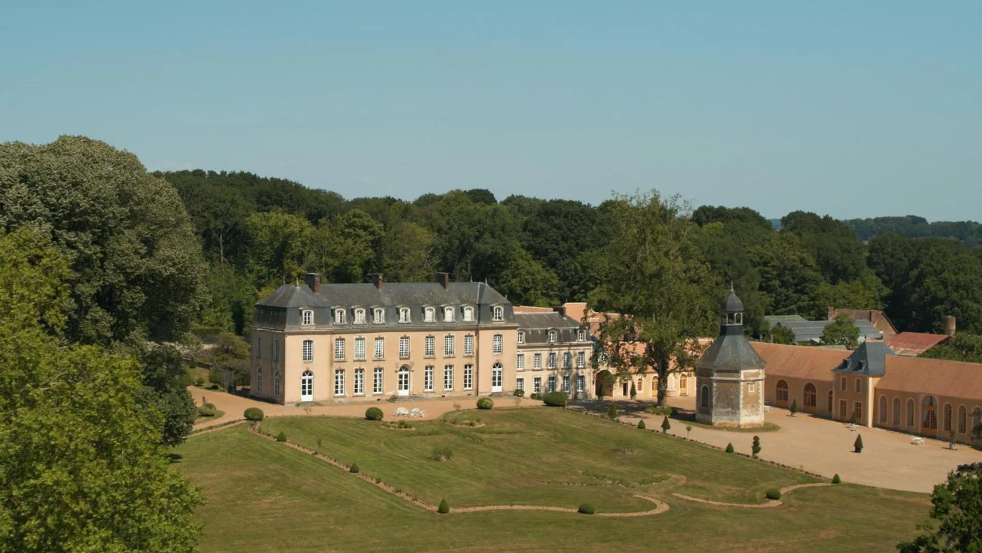 Facade/entrance in Hôtel du Domaine de La Groirie - Le Mans