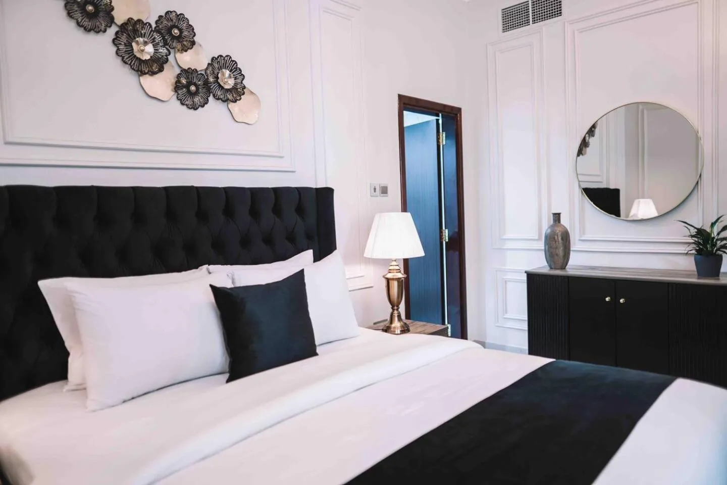 Gorgeous City And Sea Views From A High-rise Suite