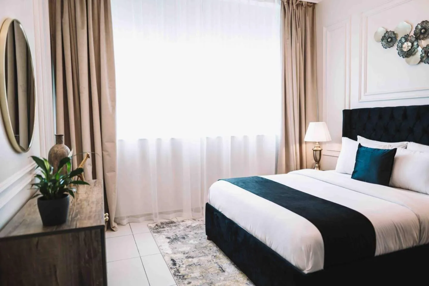 Gorgeous City And Sea Views From A High-rise Suite