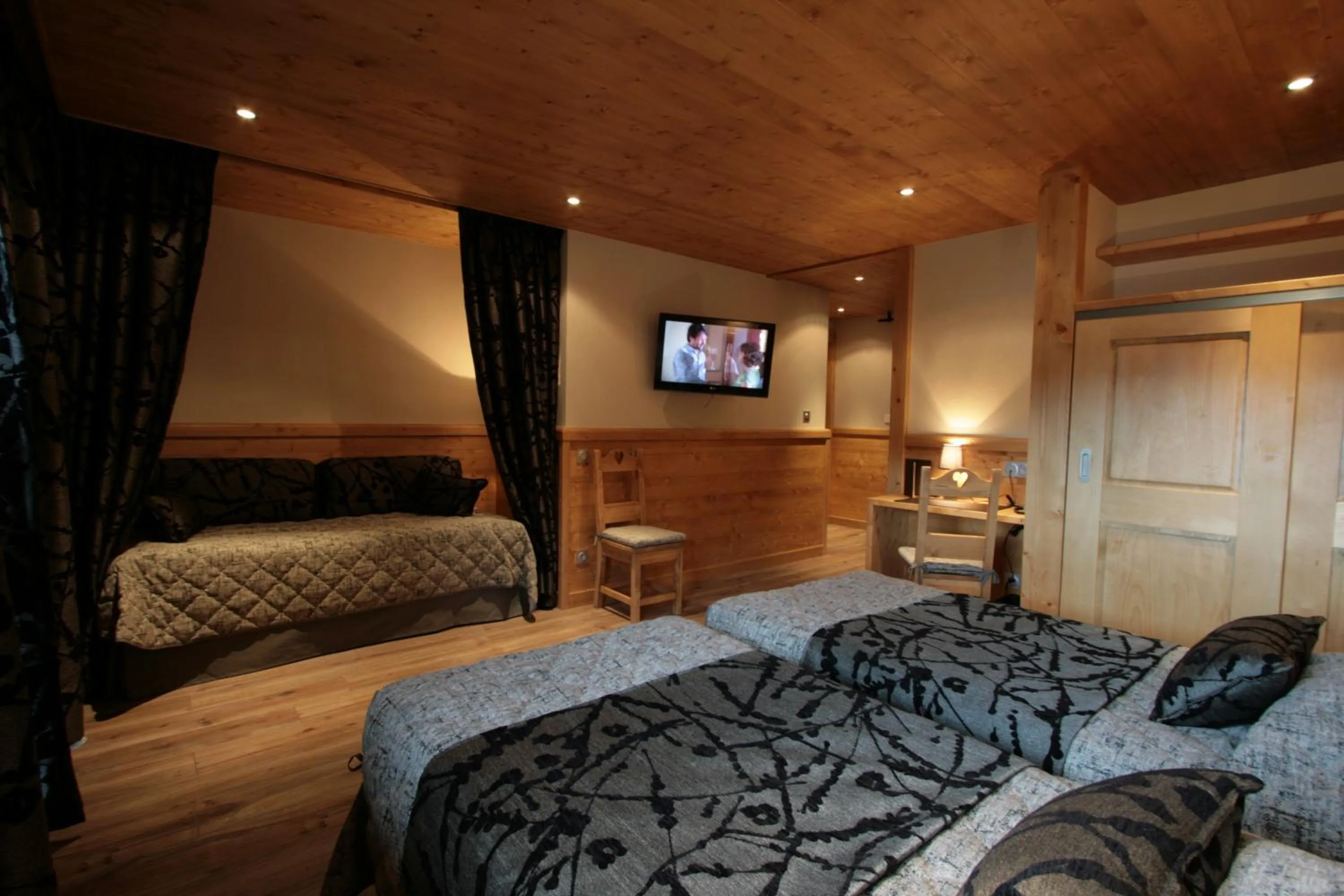 Photo of the whole room, Bed in Logis Hotel & Spa Beau-Site