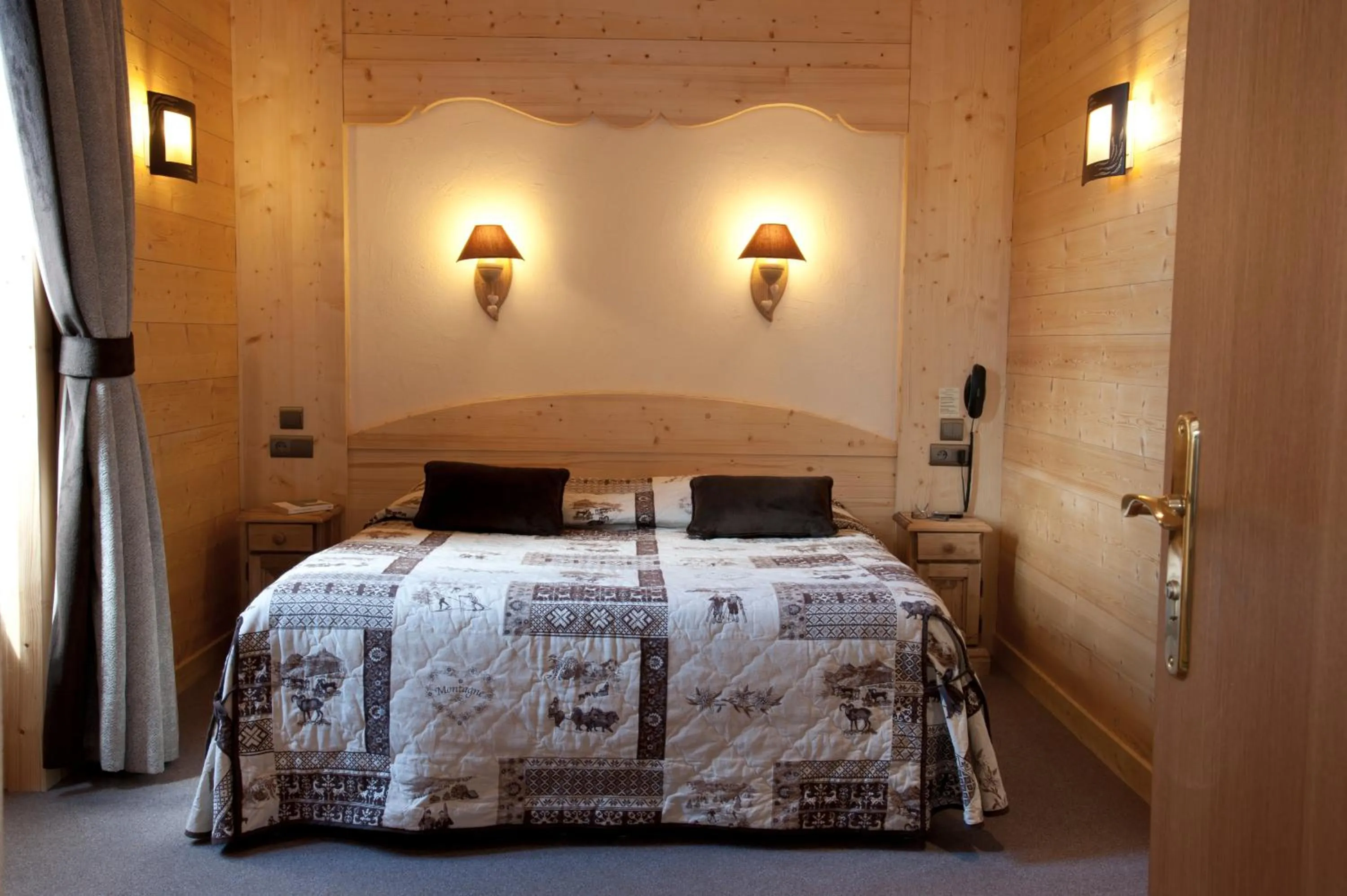 Bedroom, Bed in Logis Hotel & Spa Beau-Site