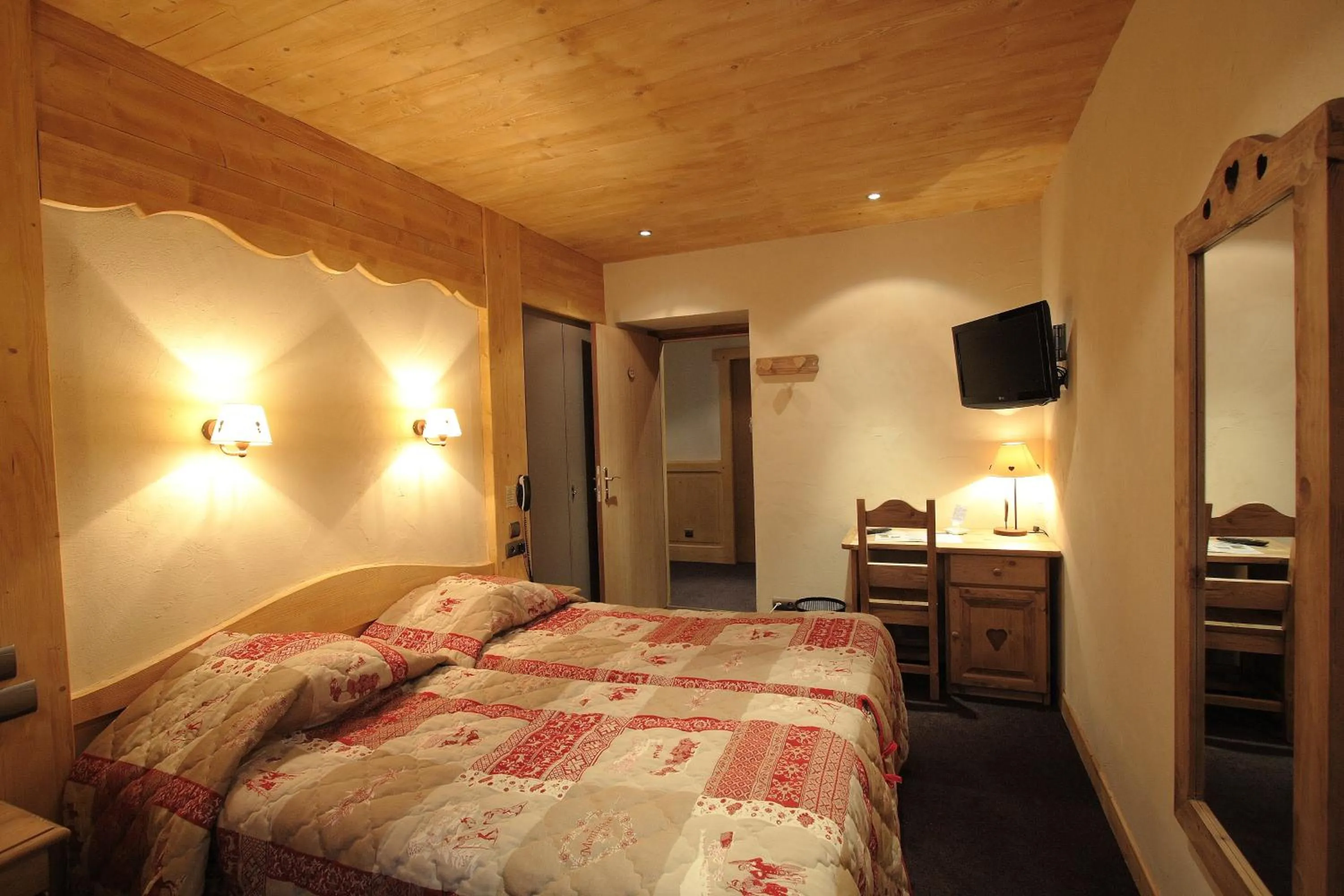 Photo of the whole room, Bed in Logis Hotel & Spa Beau-Site