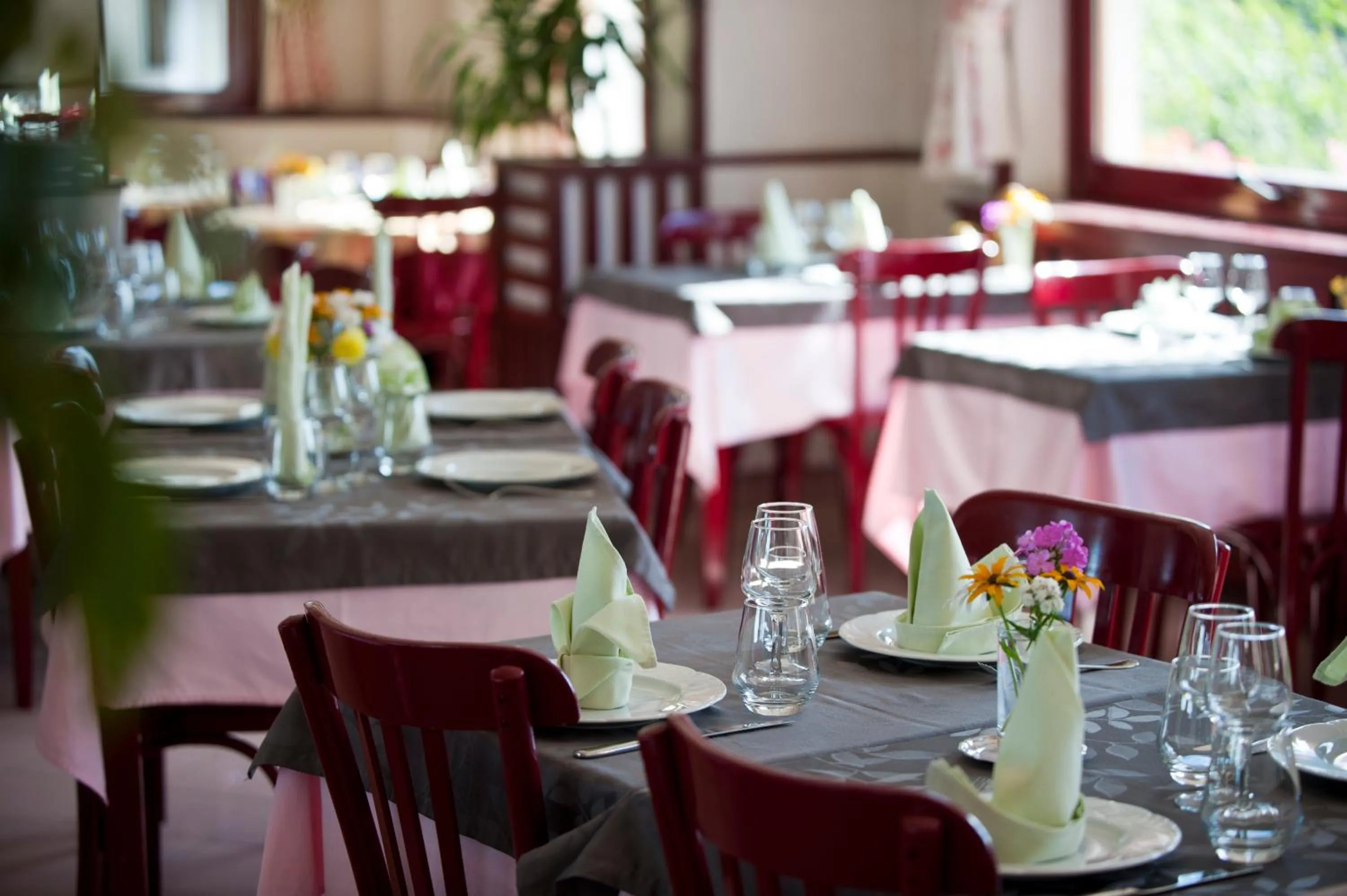 Restaurant/places to eat in Logis Hotel & Spa Beau-Site