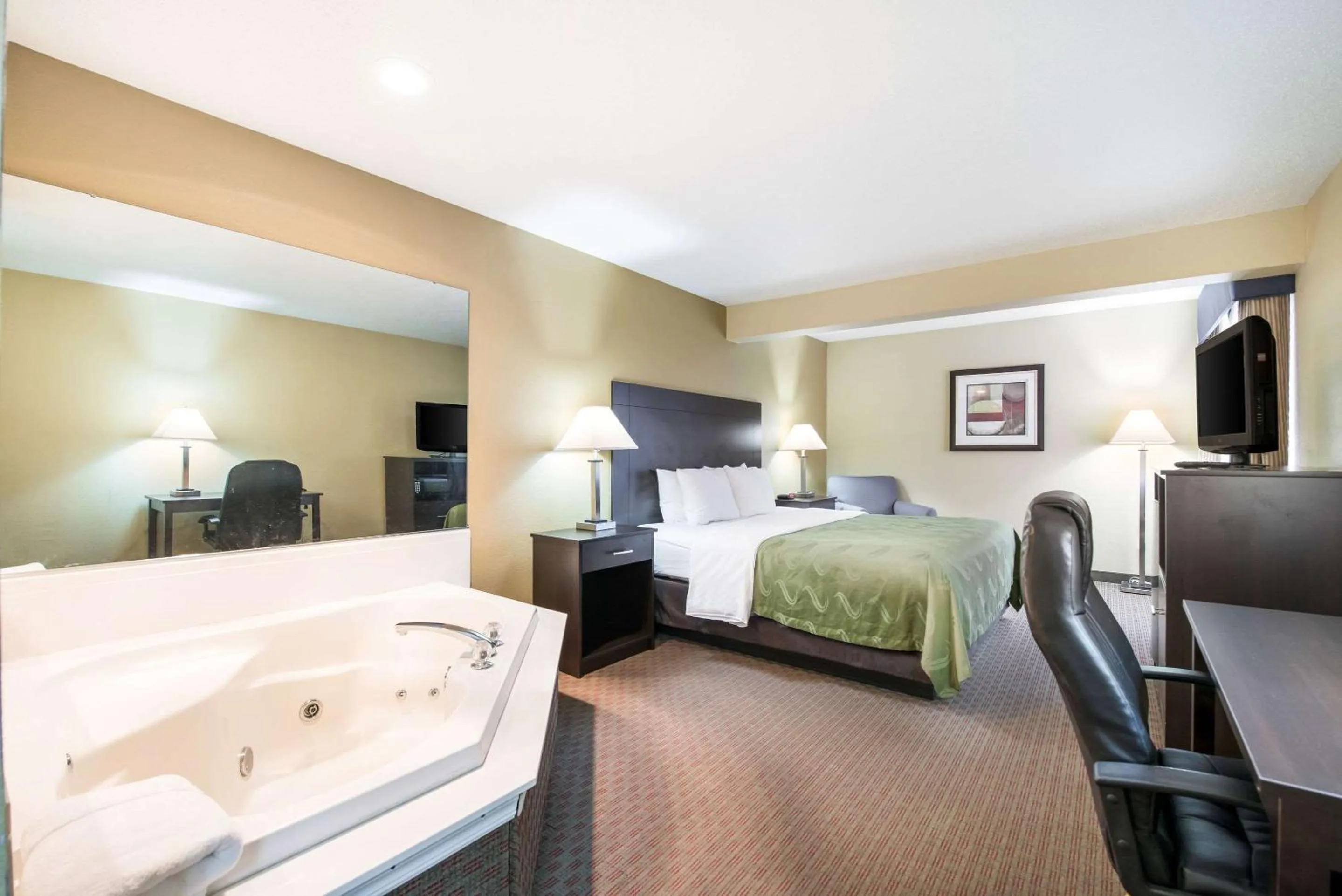 Photo of the whole room, Bed in Quality Inn & Suites Menomonie