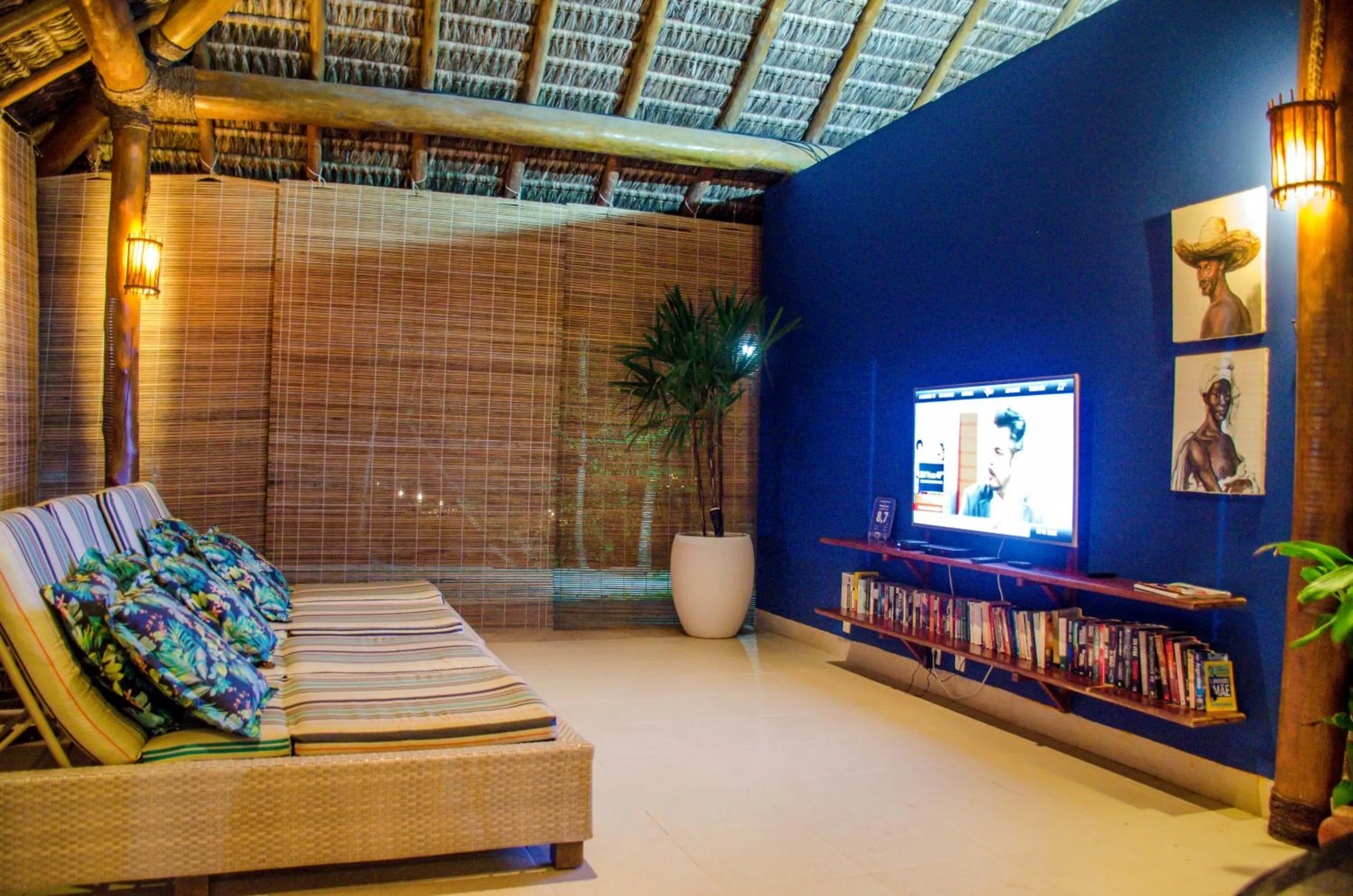 Communal lounge/ TV room in Villa dos Corais