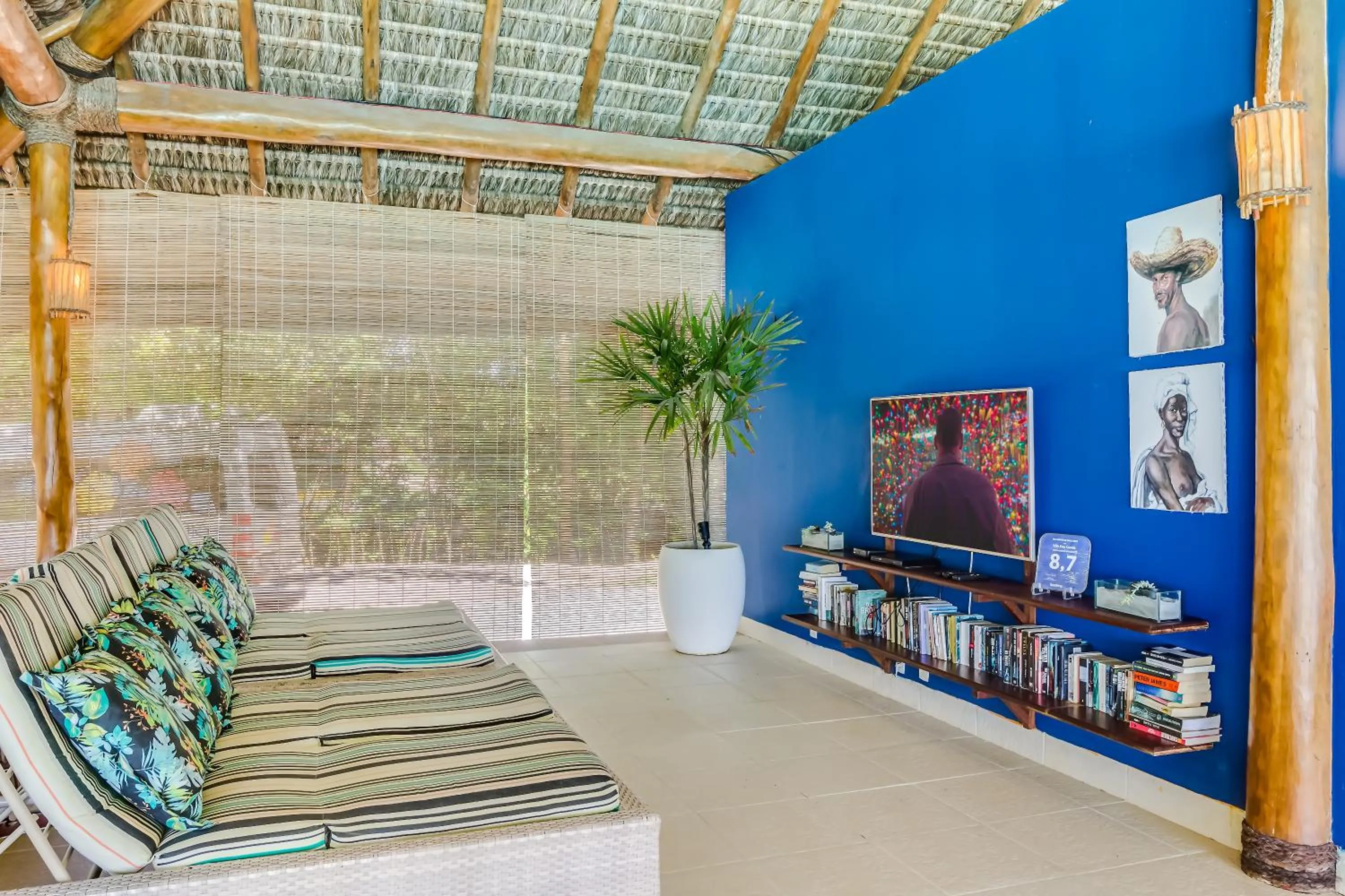 Communal lounge/ TV room in Villa dos Corais