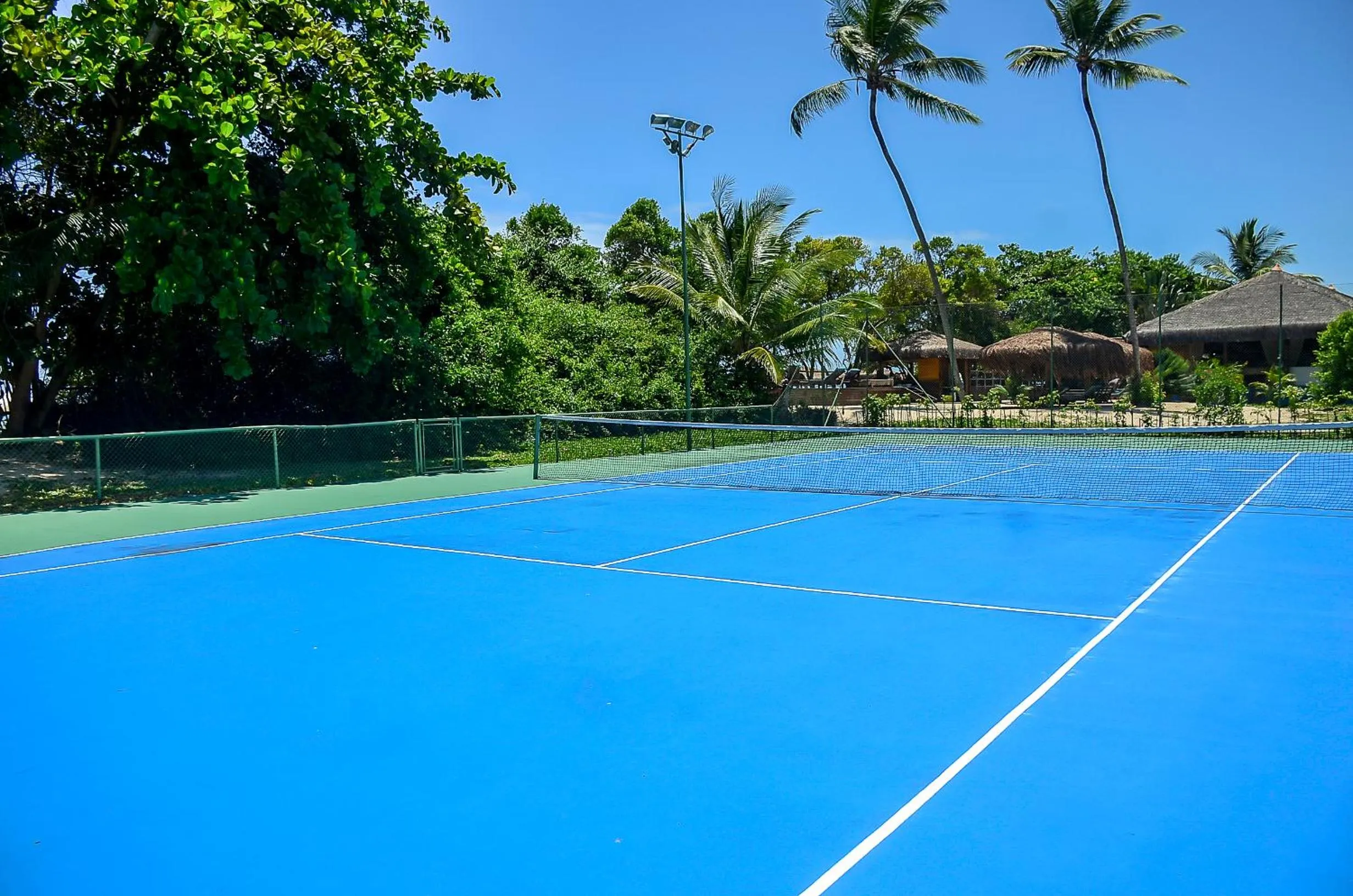 Tennis court in Villa dos Corais