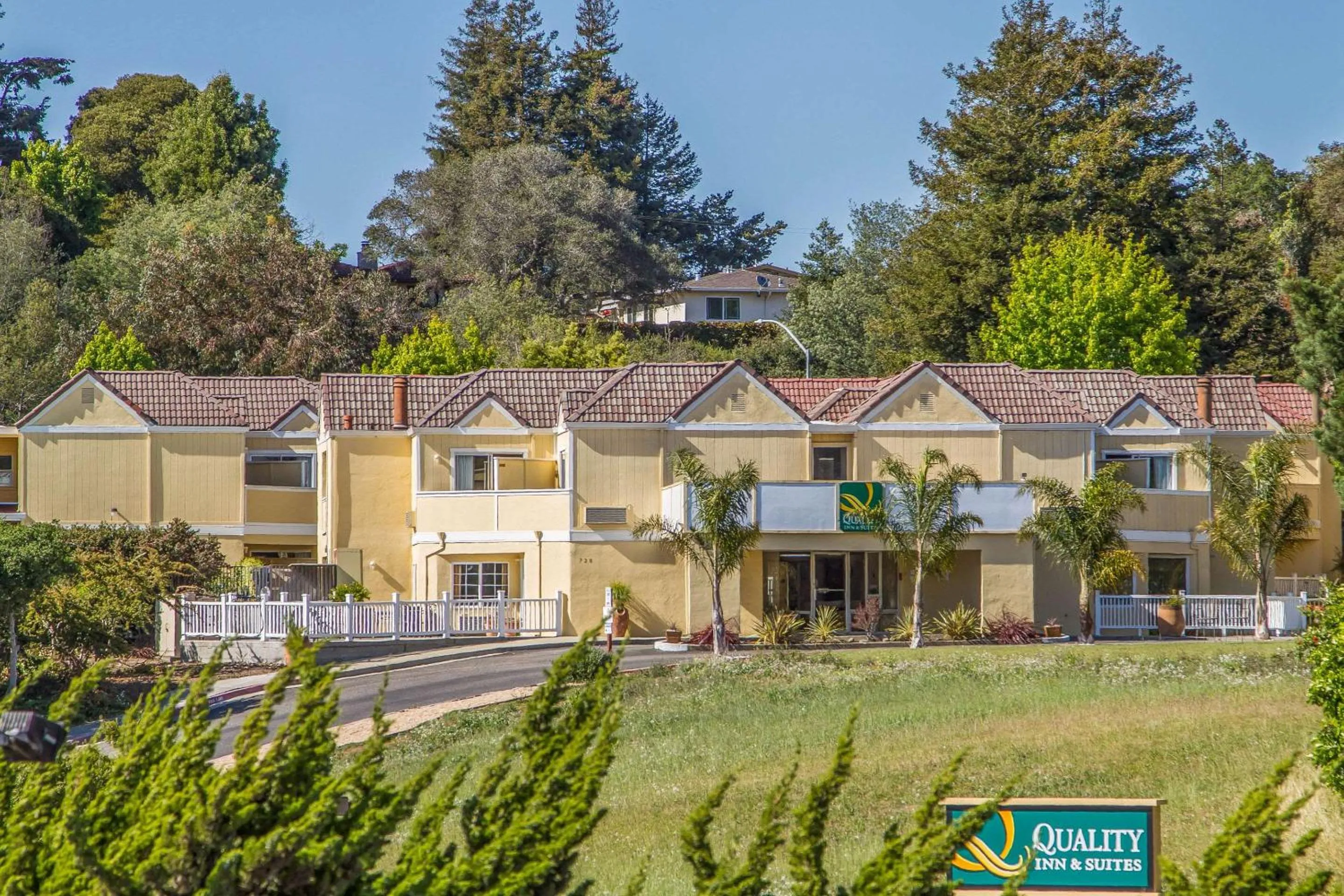 Property building in Quality Inn & Suites Capitola By the Sea