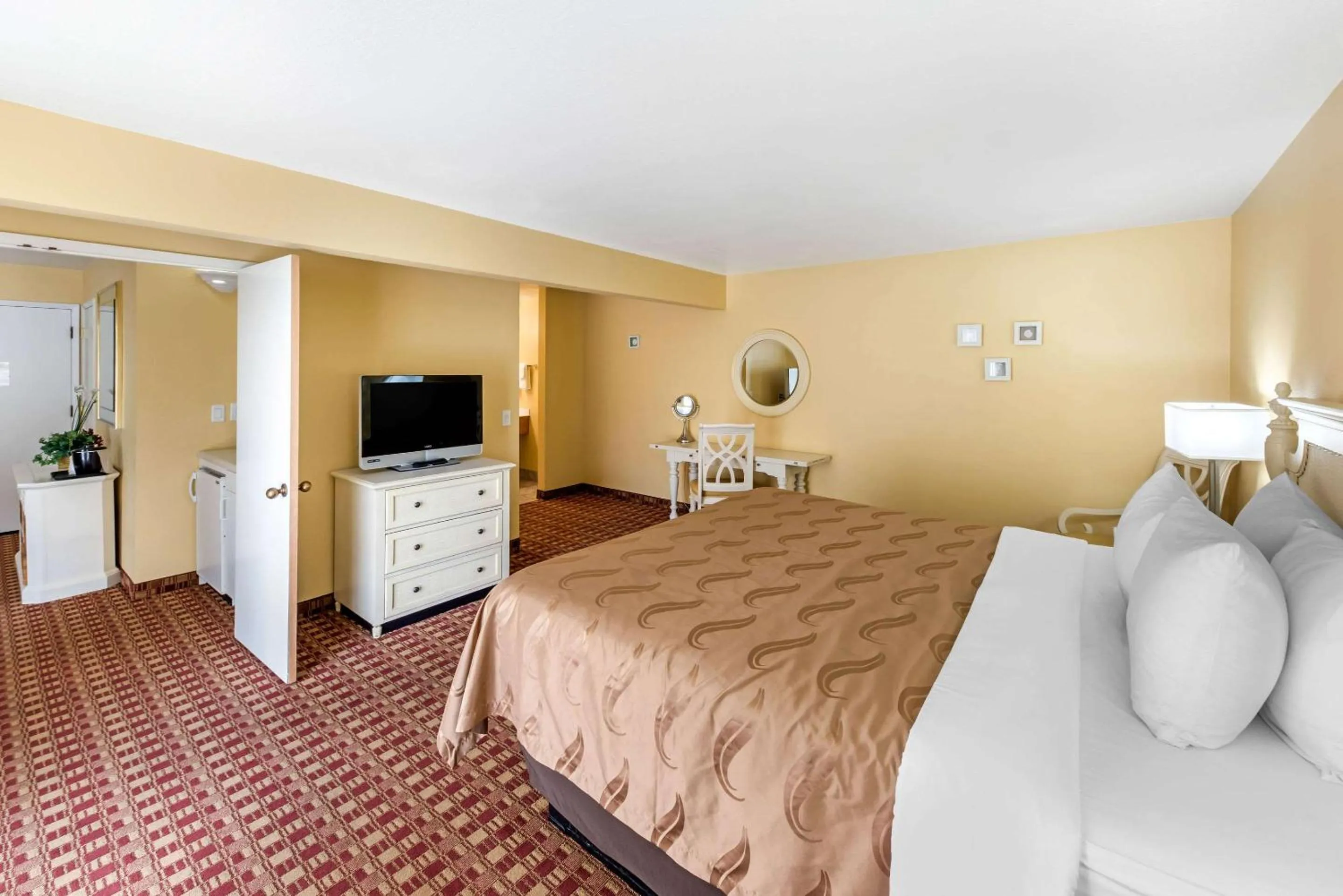Photo of the whole room, Bed in Quality Inn & Suites Capitola By the Sea