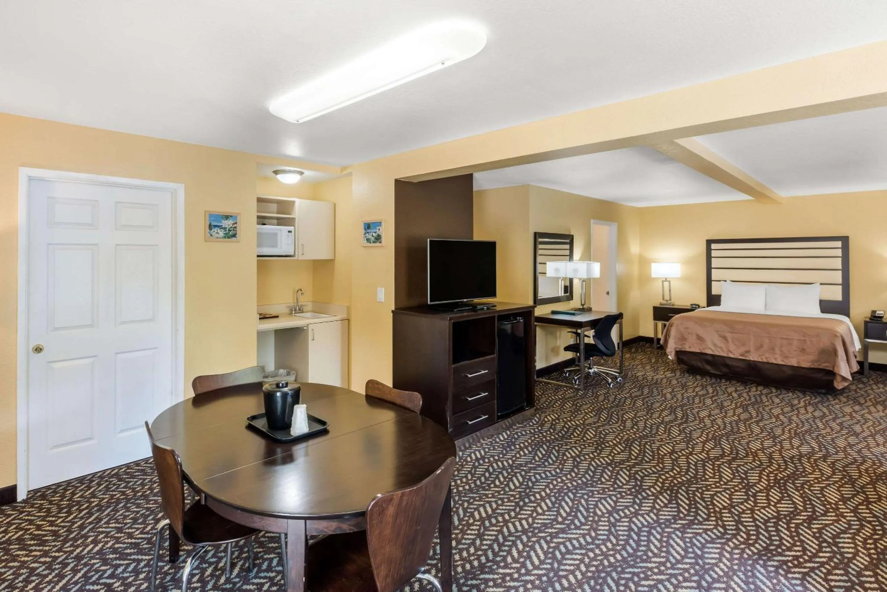 Photo of the whole room, Bed in Quality Inn & Suites Capitola By the Sea