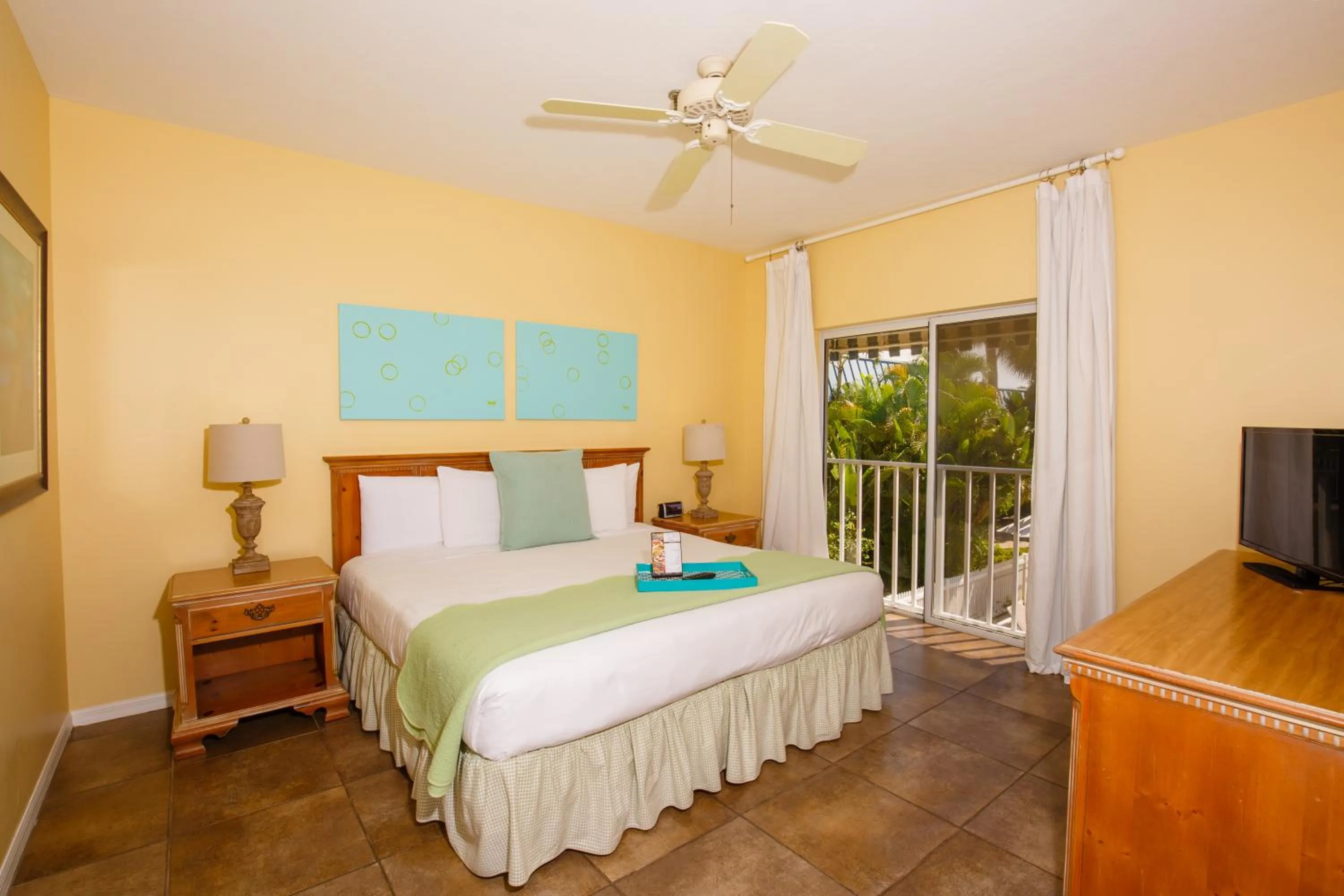 Bedroom, Bed in Naples Garden Inn