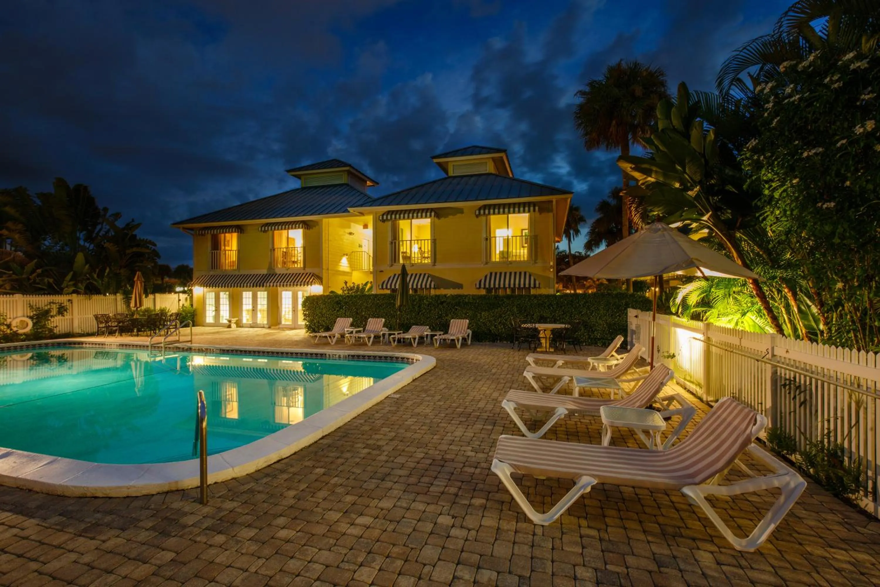 Swimming pool in Naples Garden Inn