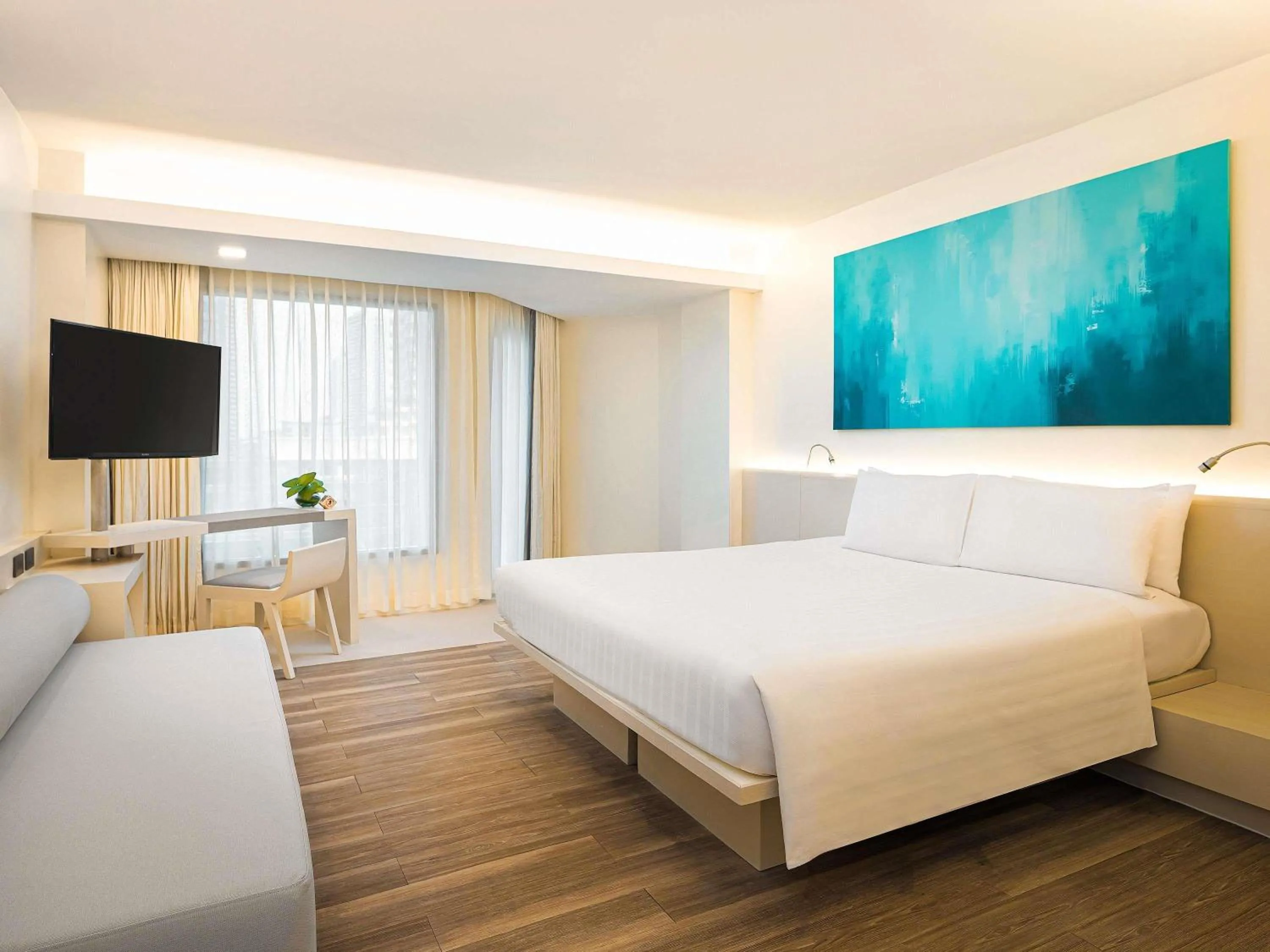 Bedroom, Bed in Pullman Pattaya Hotel G