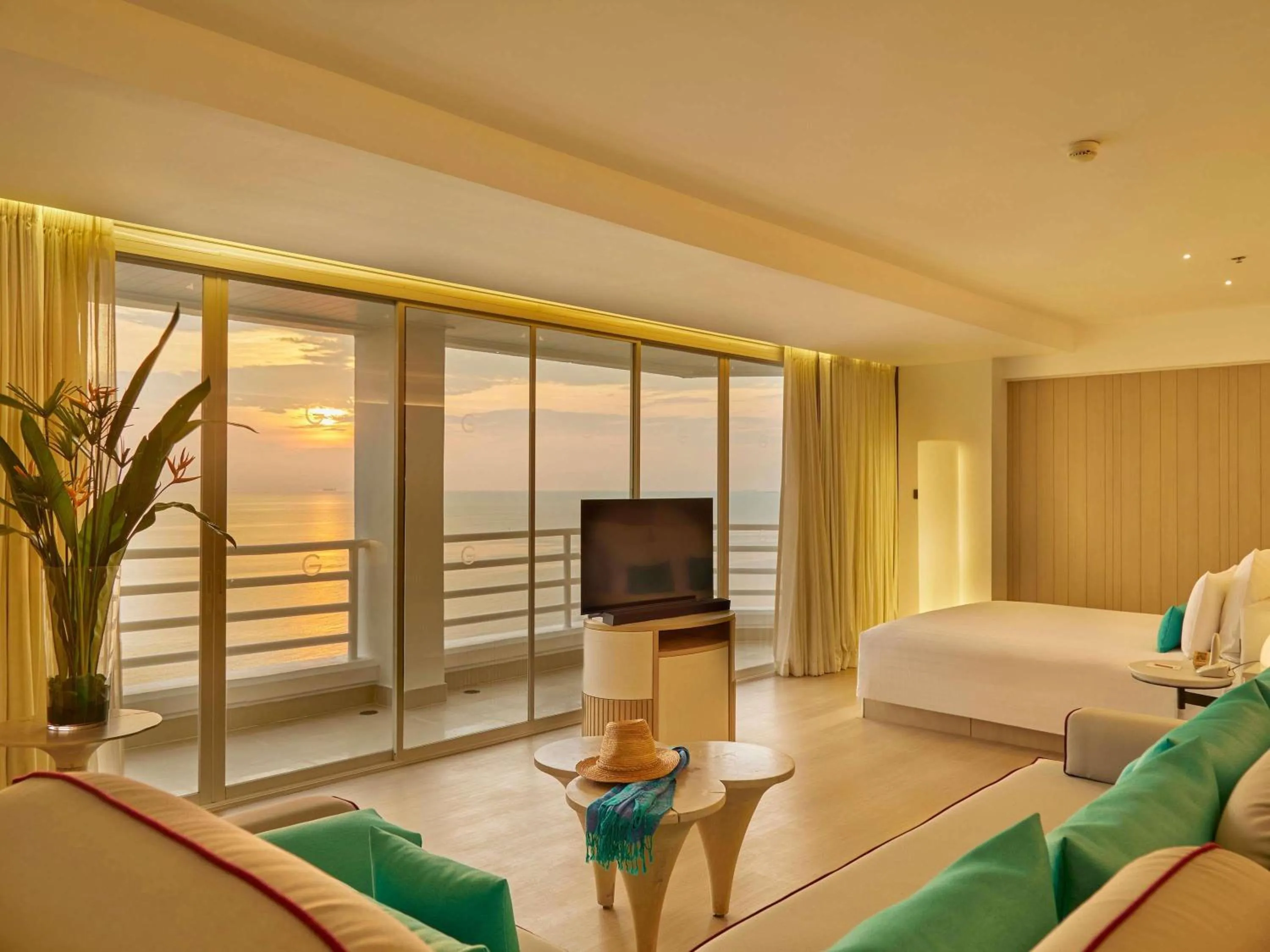 Bedroom, Bed in Pullman Pattaya Hotel G