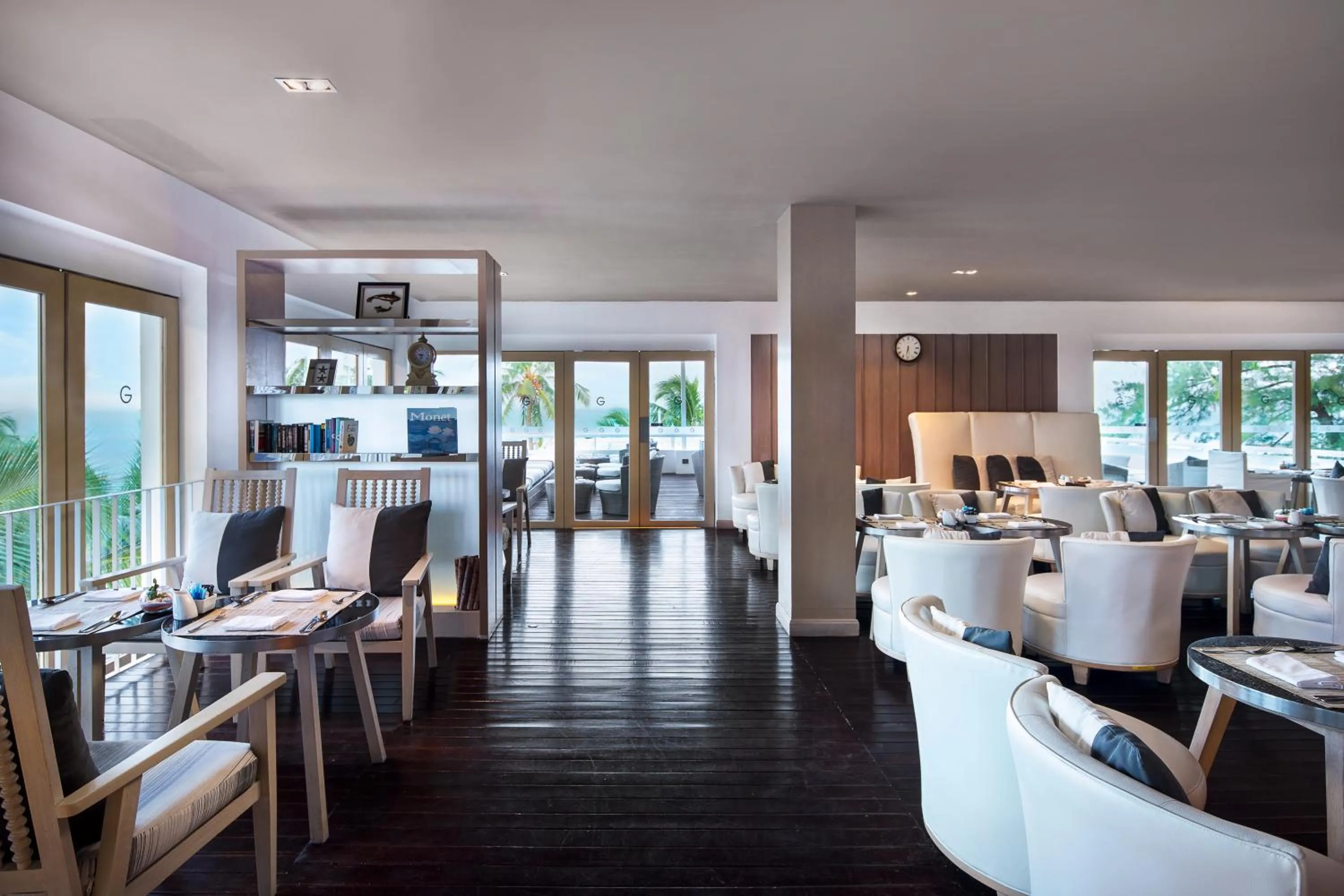 Communal lounge/ TV room in Pullman Pattaya Hotel G