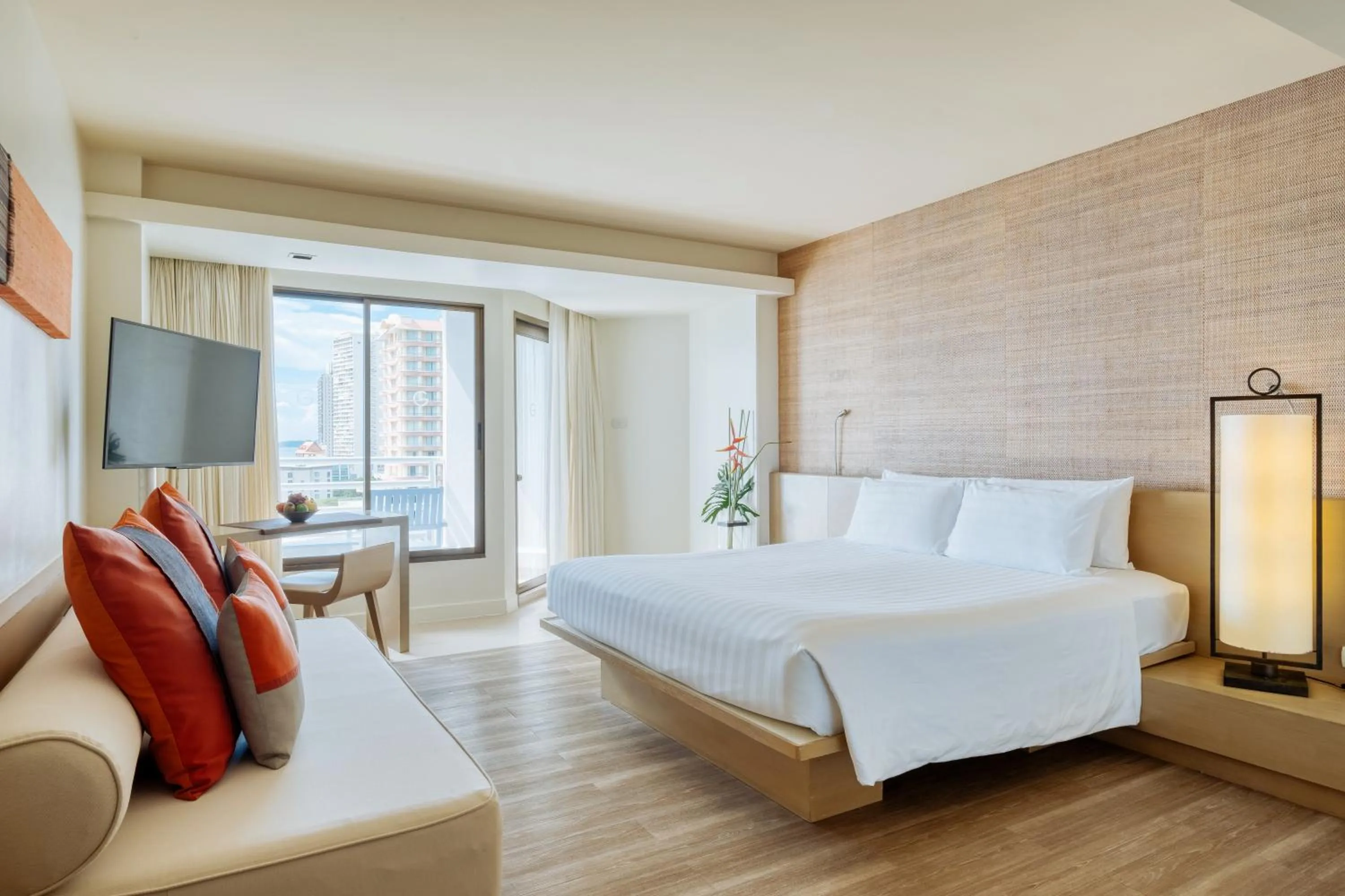 Bedroom, Bed in Pullman Pattaya Hotel G