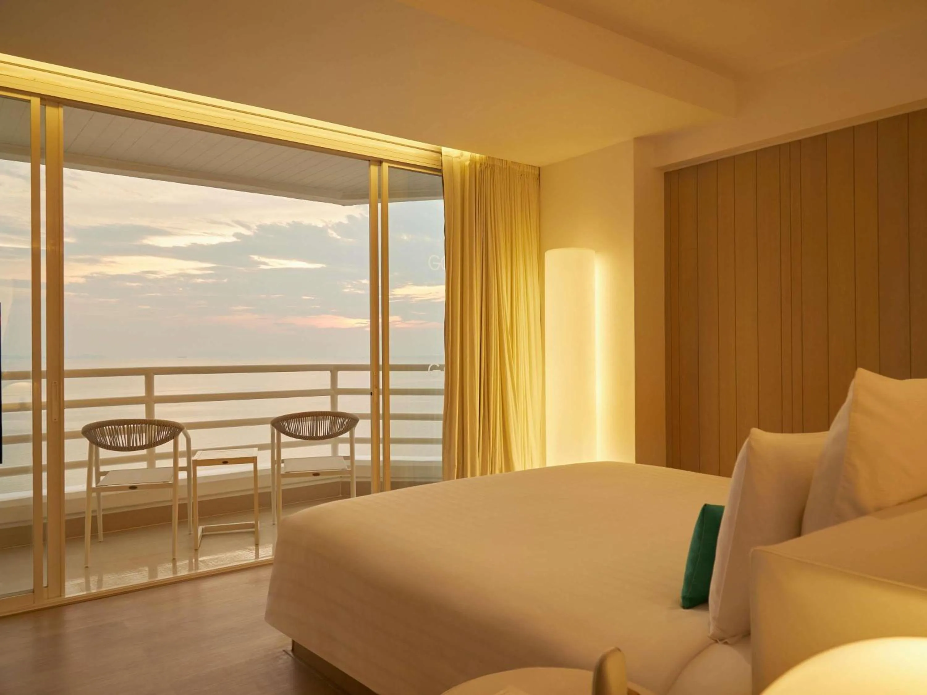 Bedroom, Bed in Pullman Pattaya Hotel G