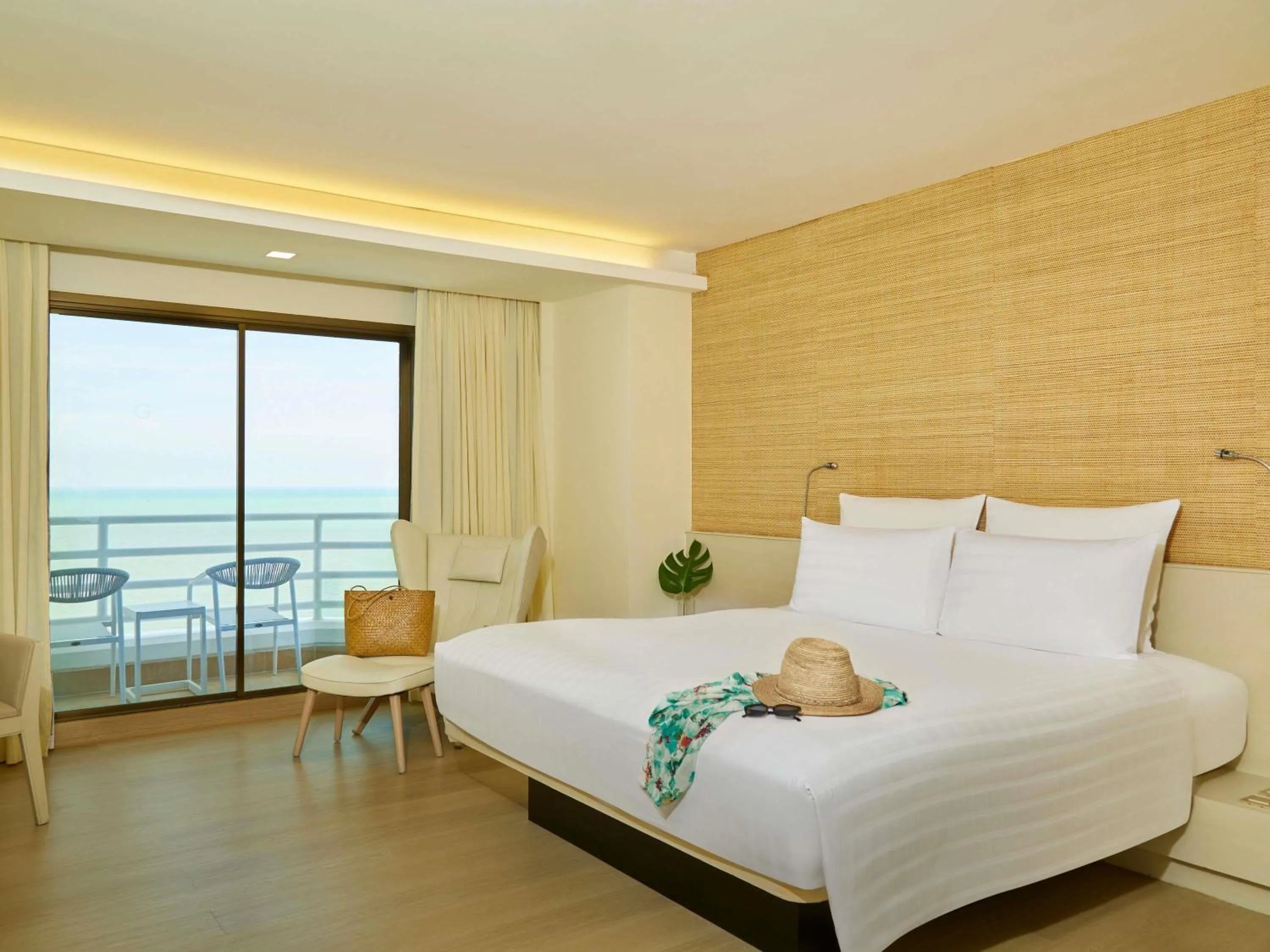 Bedroom, Bed in Pullman Pattaya Hotel G
