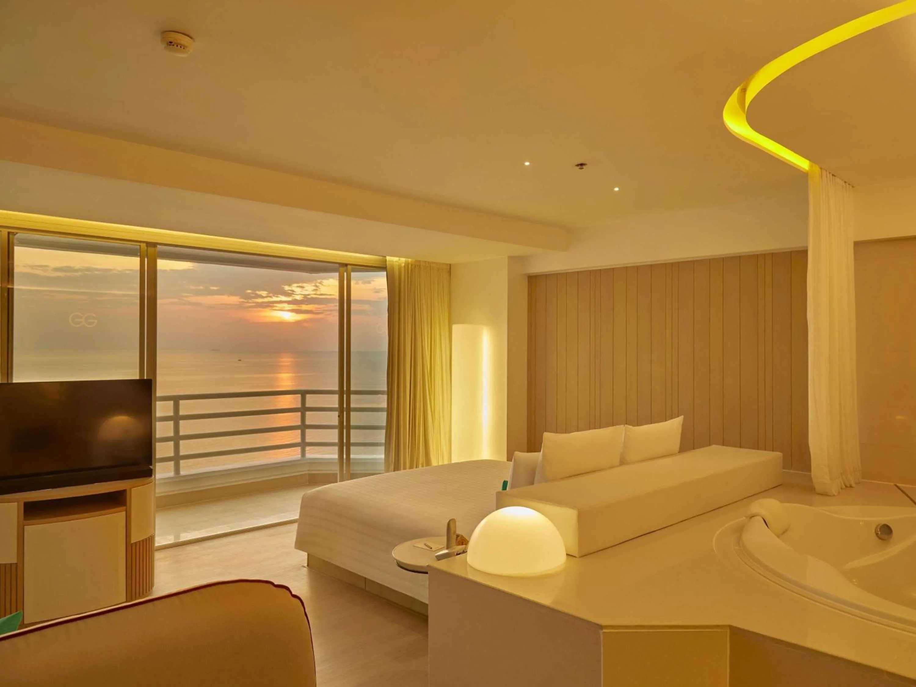 Bedroom, Bed in Pullman Pattaya Hotel G