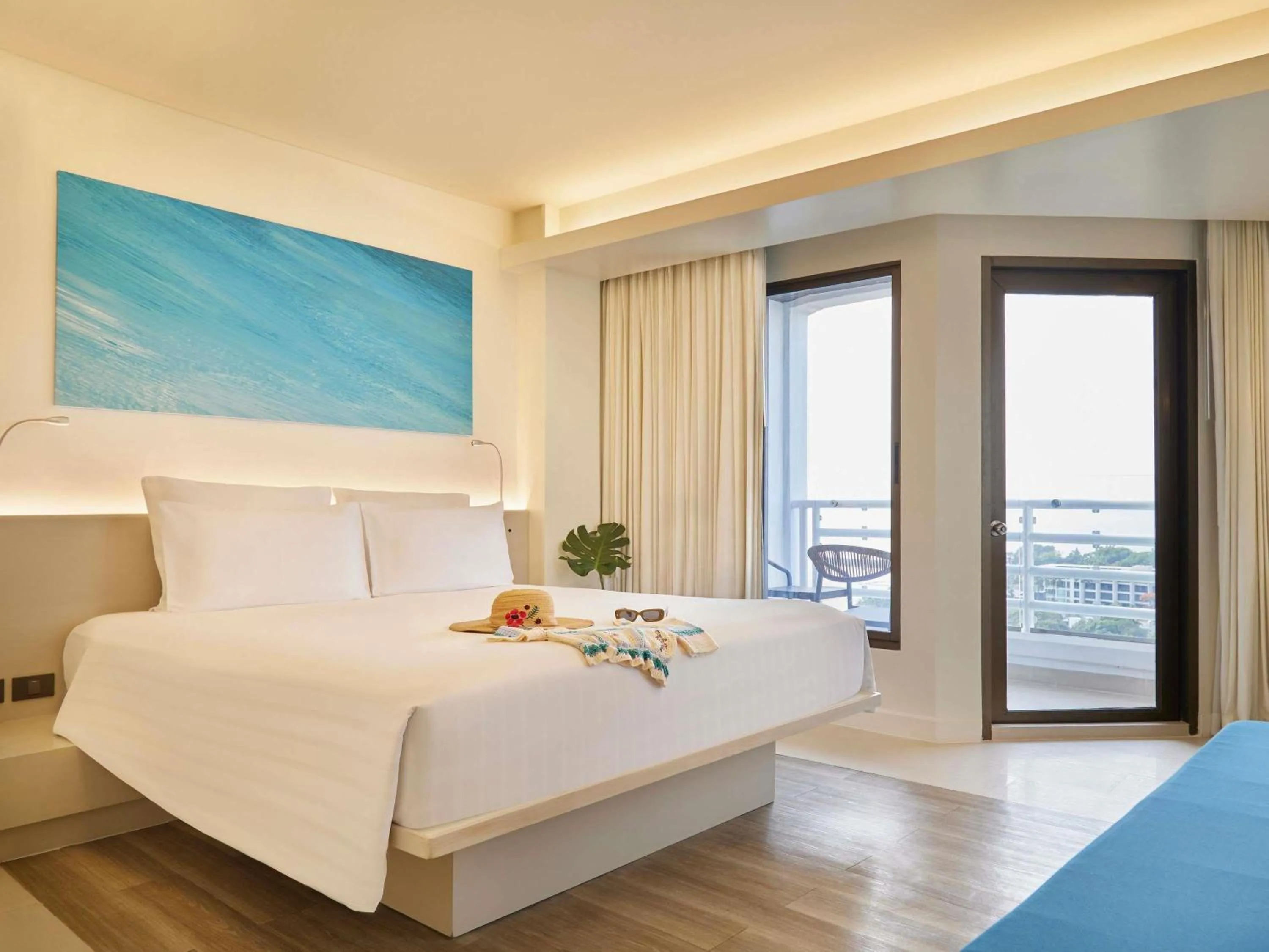 Bedroom, Bed in Pullman Pattaya Hotel G