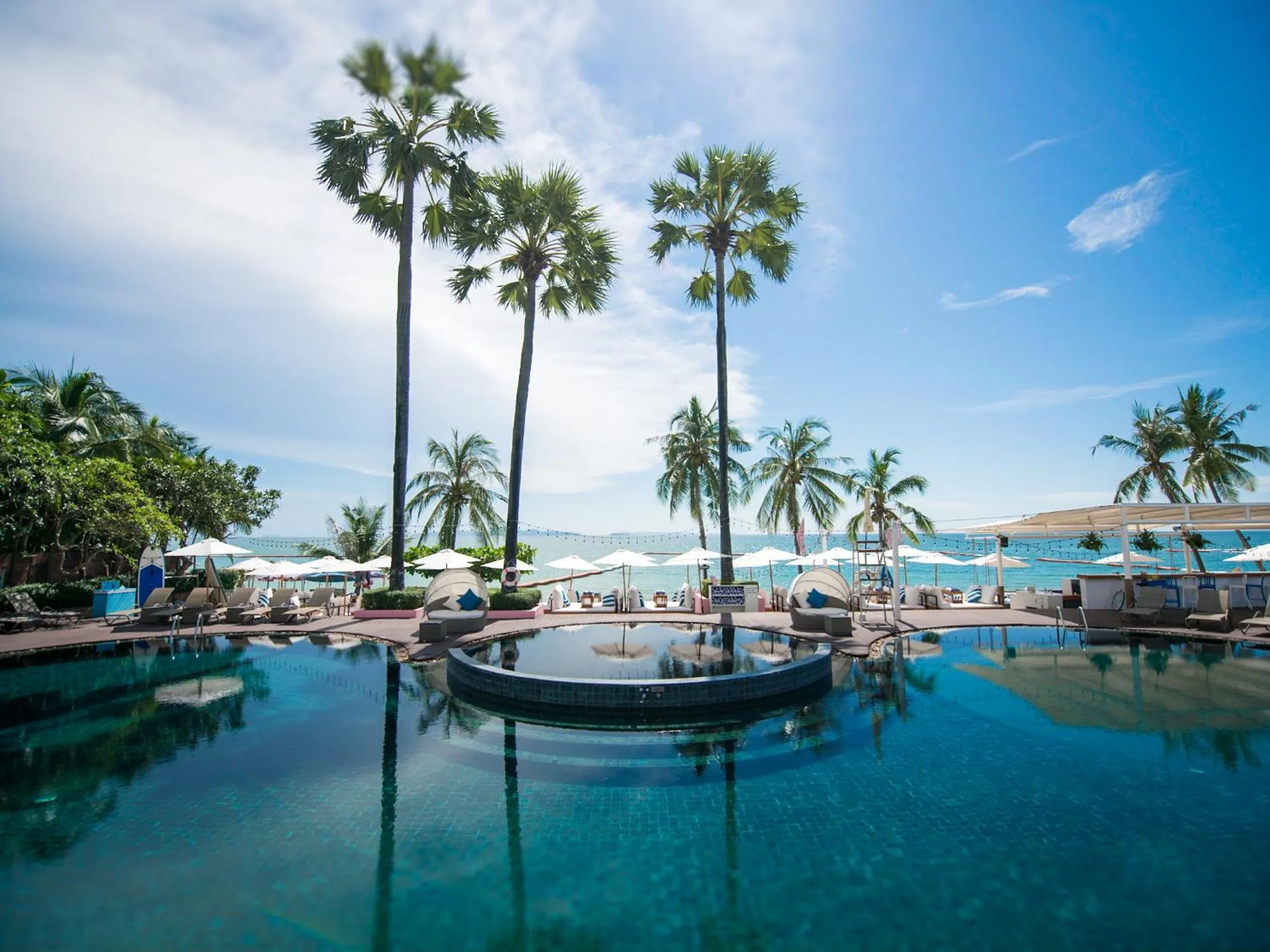 Swimming pool in Pullman Pattaya Hotel G
