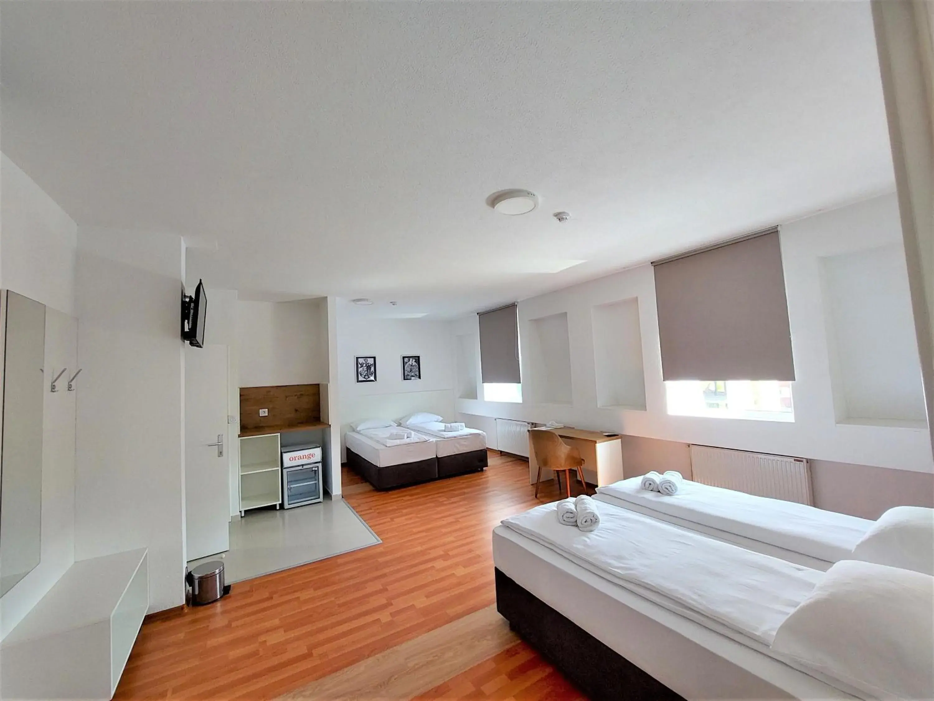Family Room with Shared Bathroom - single occupancy in Orange Business Centar Apartments Family Room with Shared Bathroom - single occupancy in Orange Business Centar Apartments