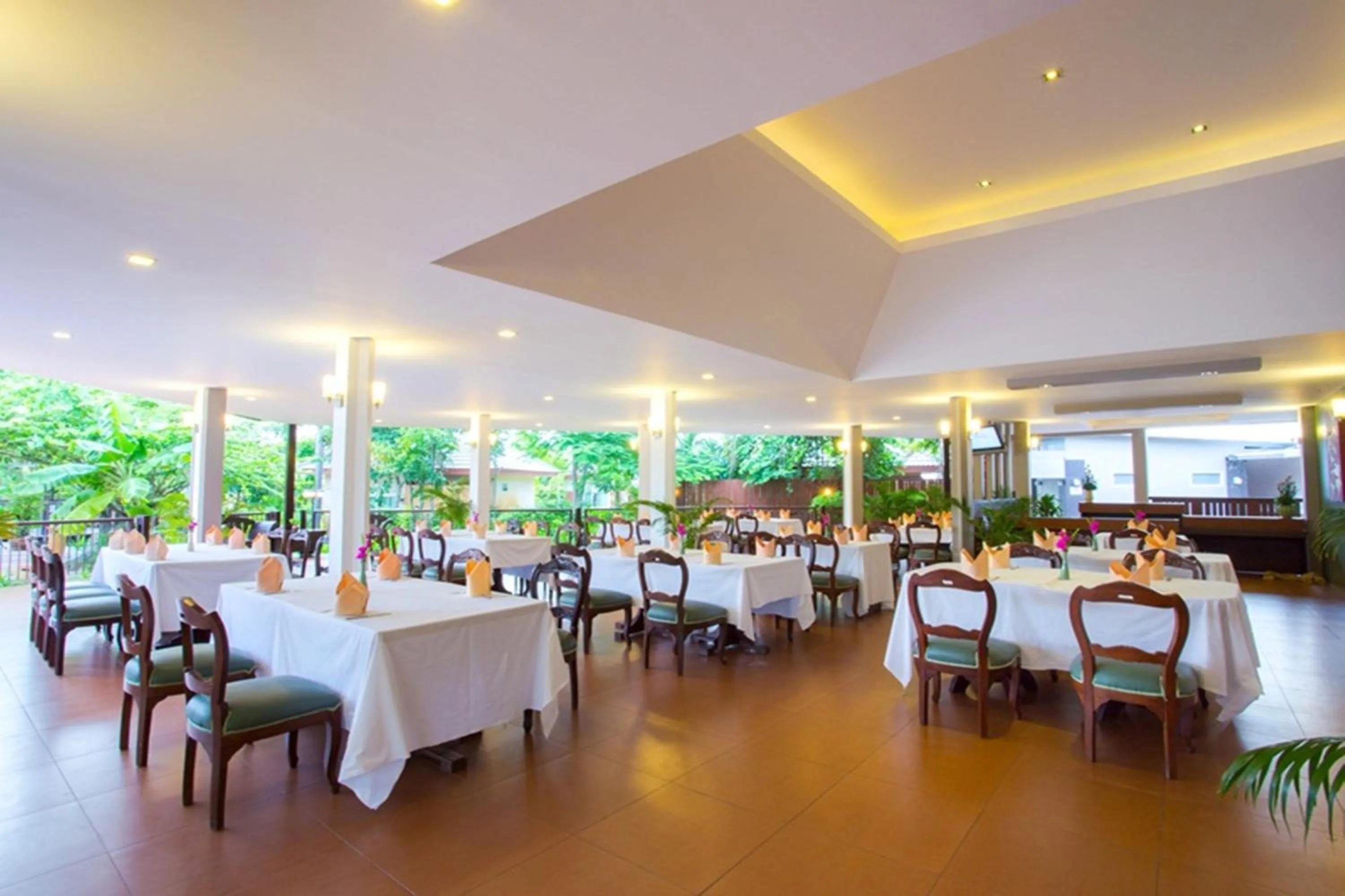Restaurant/places to eat in Eastiny Resort & Spa