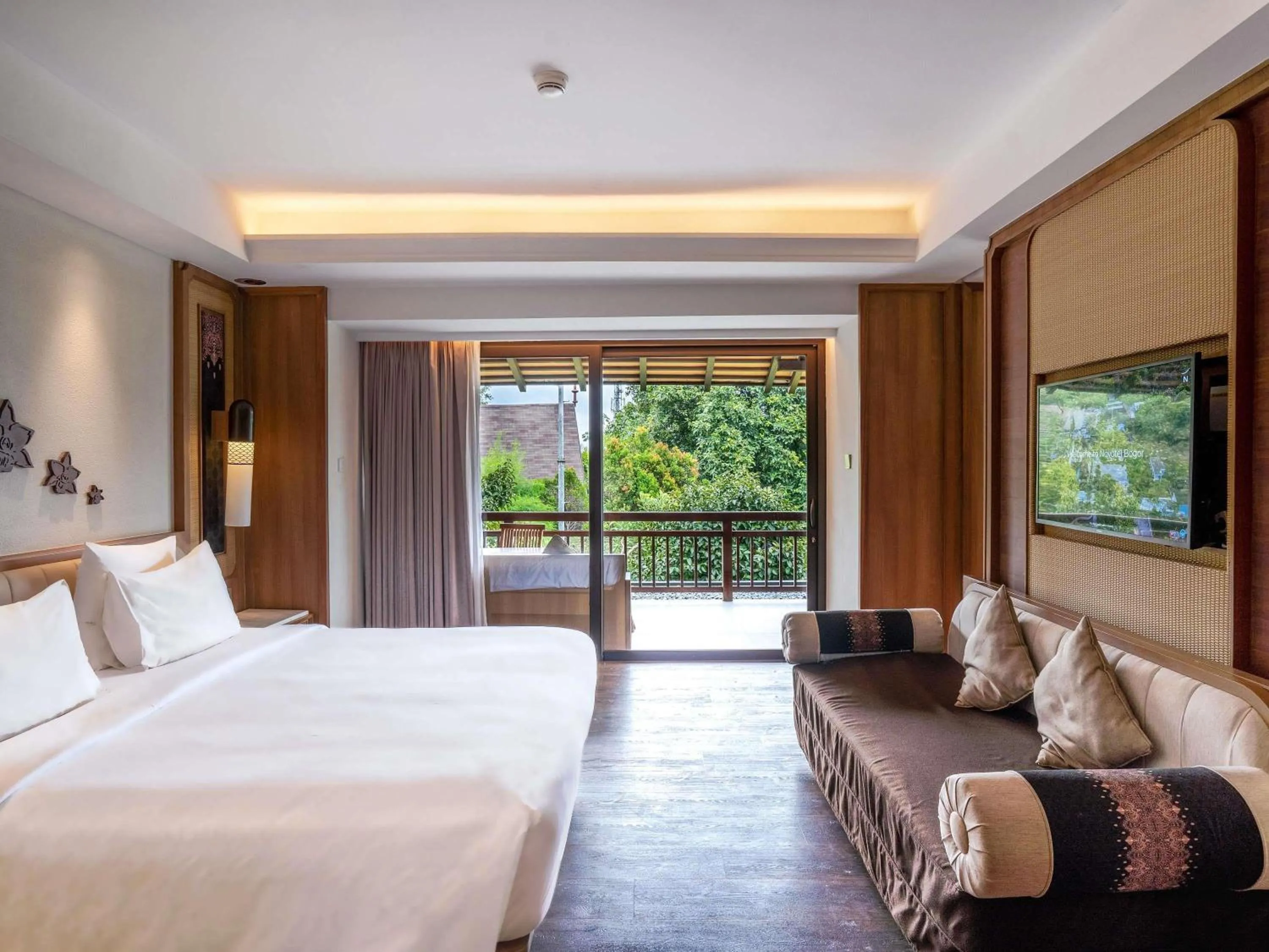 Bedroom, Bed in Novotel Bogor Golf Resort