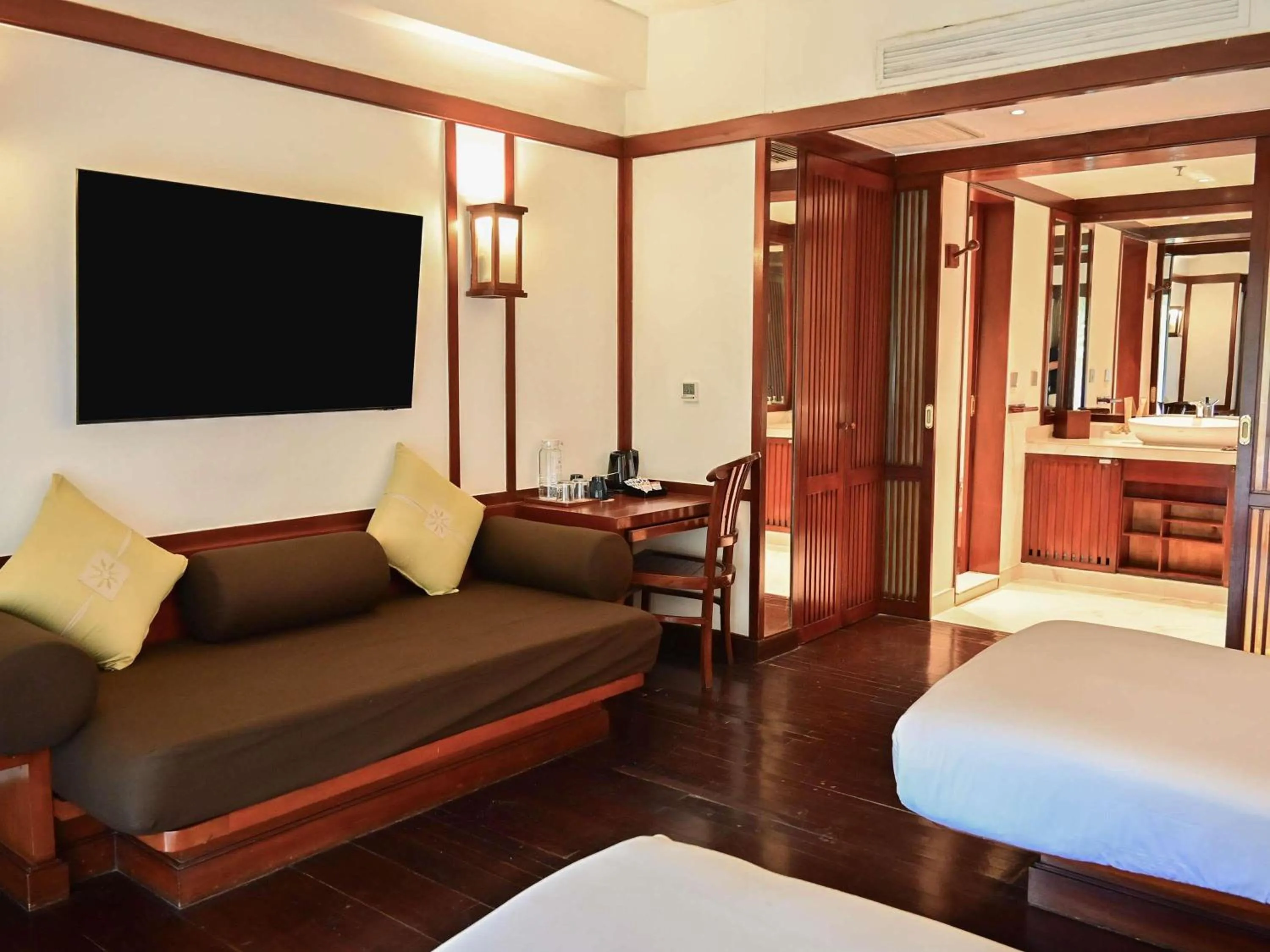 Bedroom, Bed in Novotel Bogor Golf Resort