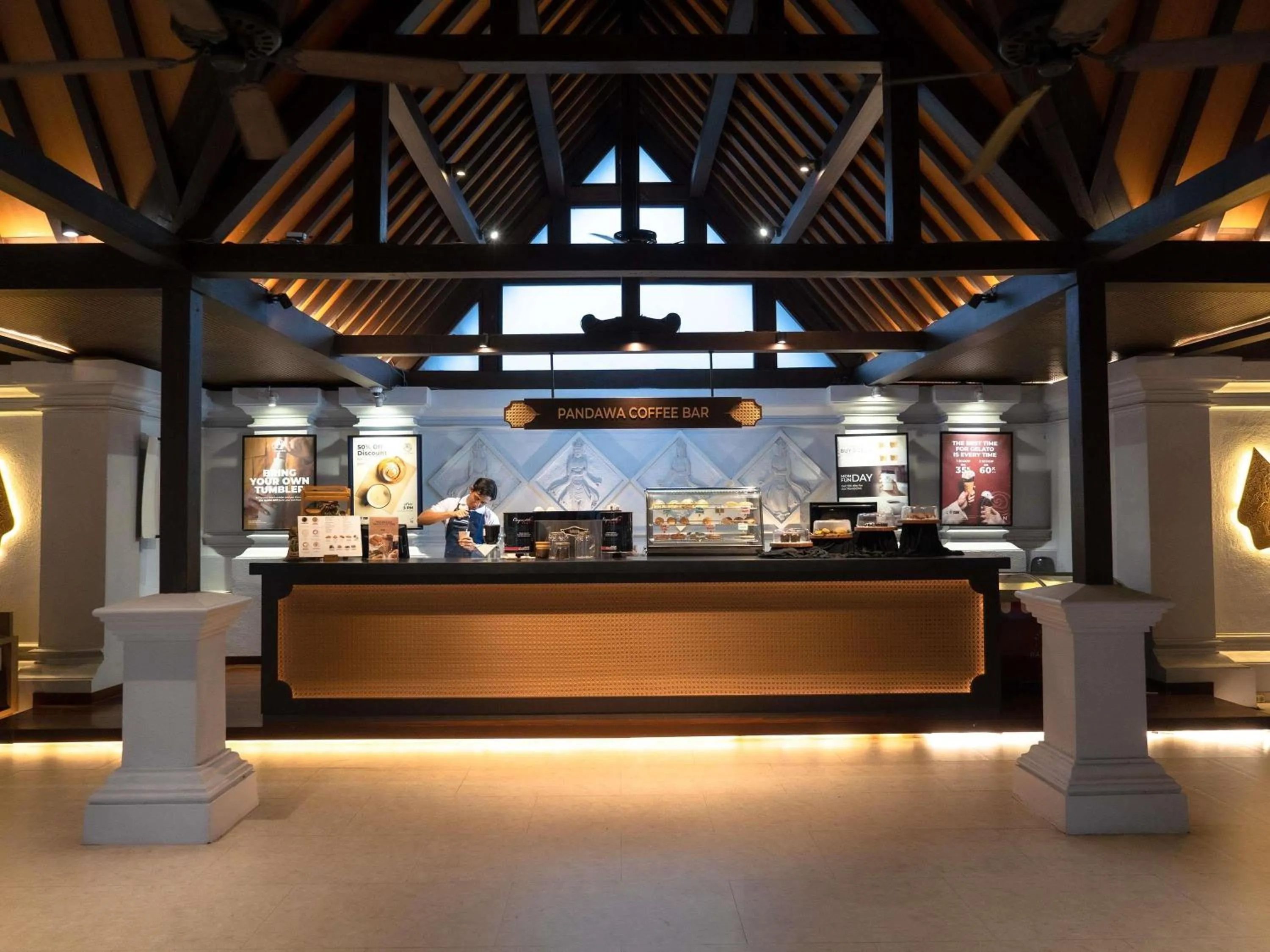 Lounge or bar in Novotel Bogor Golf Resort