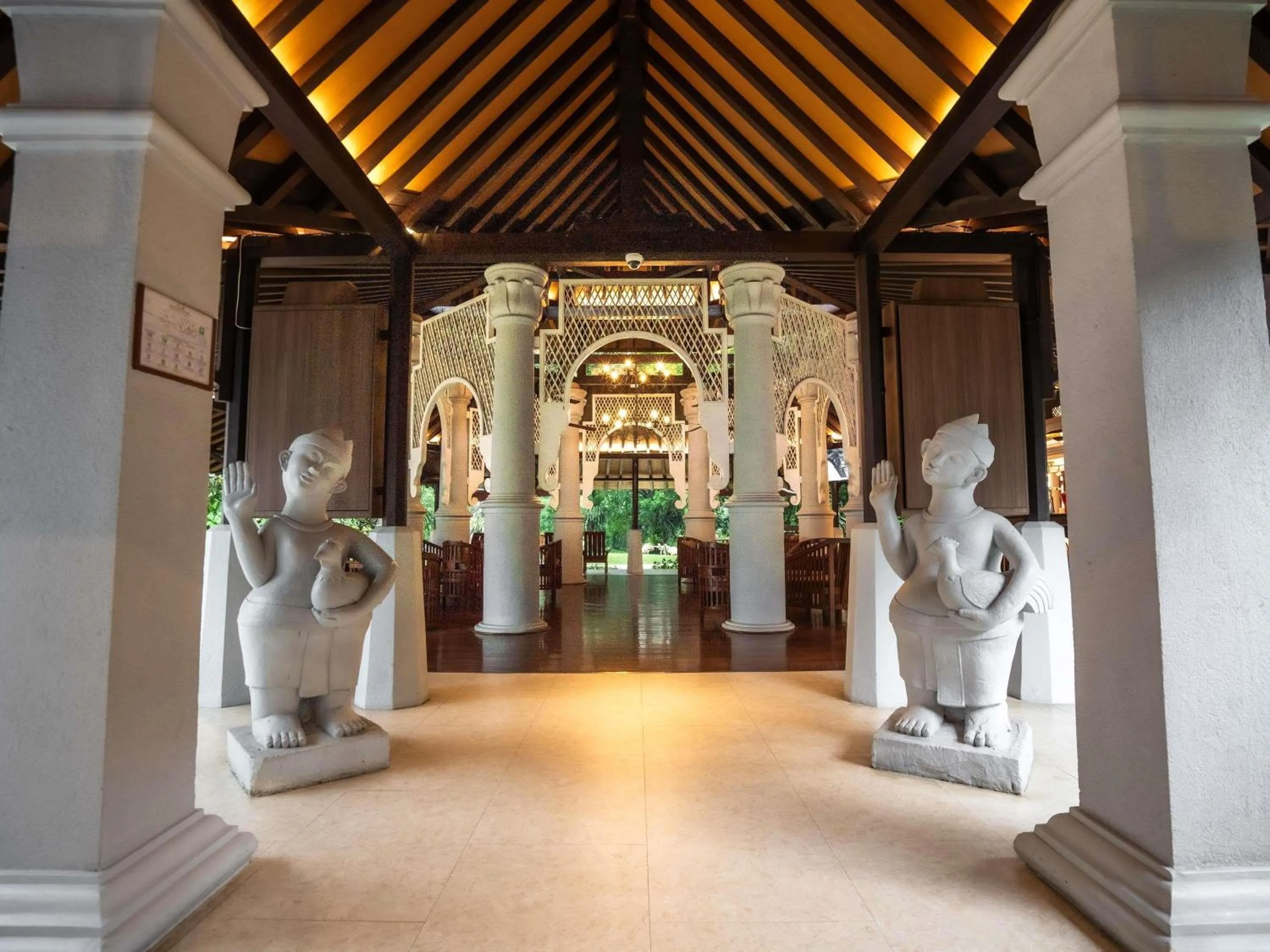 Lounge or bar in Novotel Bogor Golf Resort