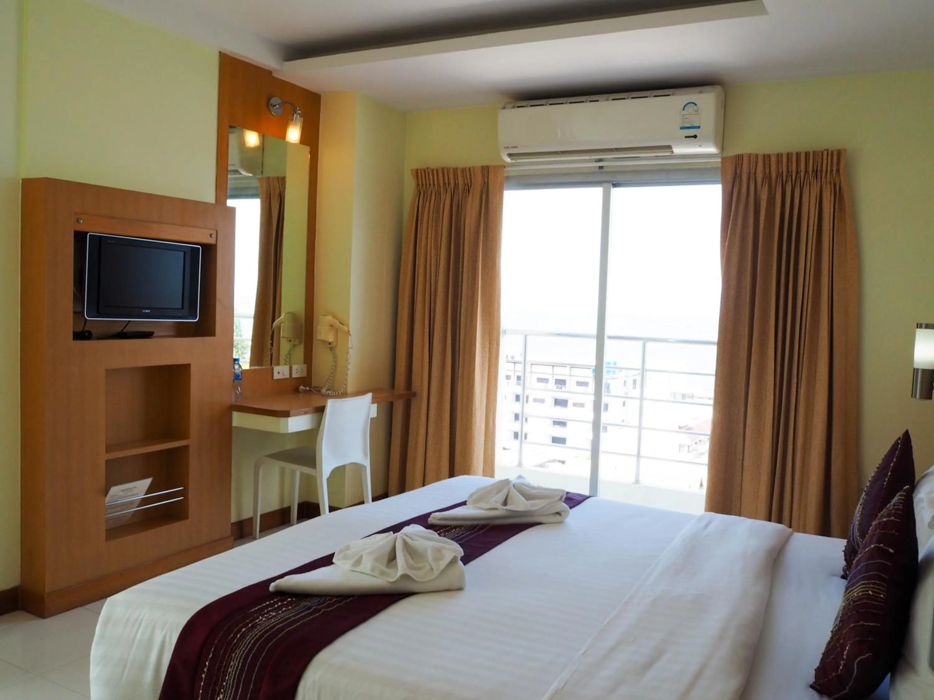 Bed in Eastiny Seven Hotel