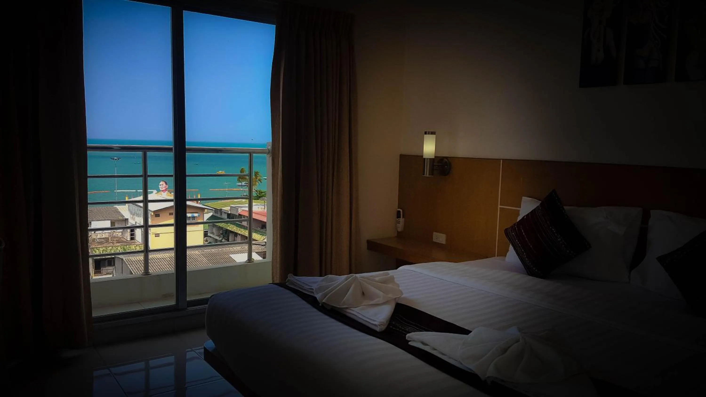 Bed in Eastiny Seven Hotel