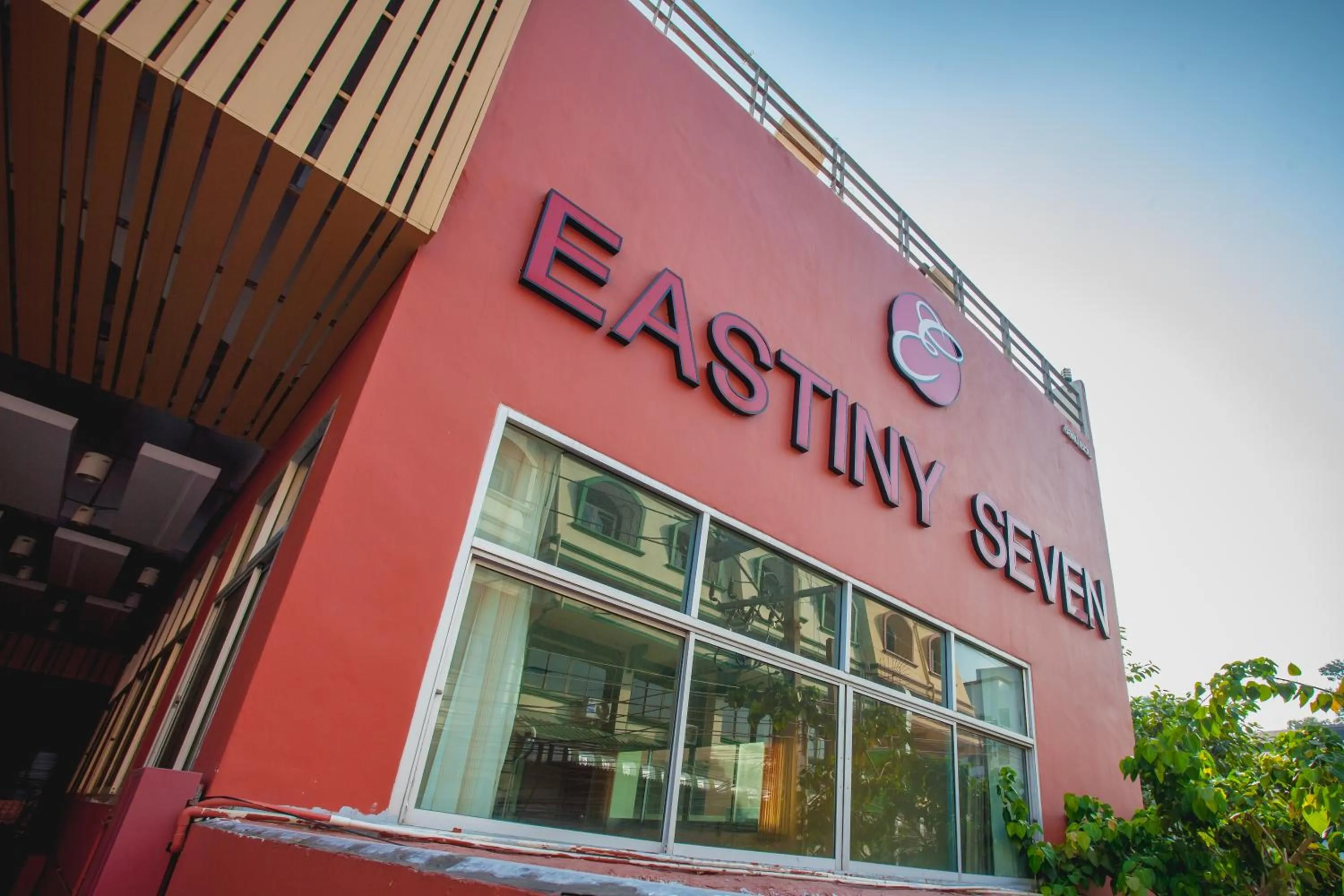 Facade/entrance in Eastiny Seven Hotel