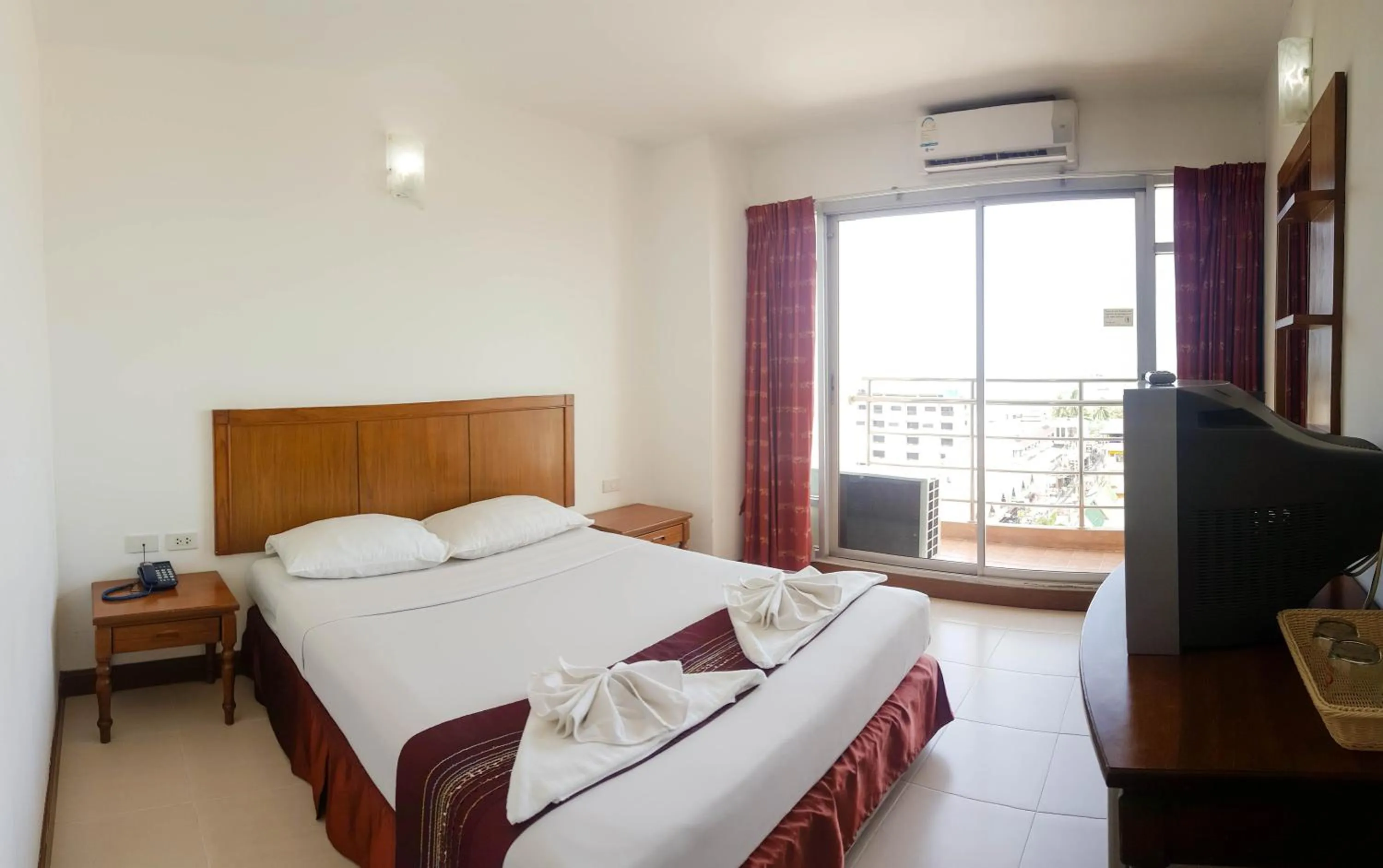 Bed in Eastiny Seven Hotel