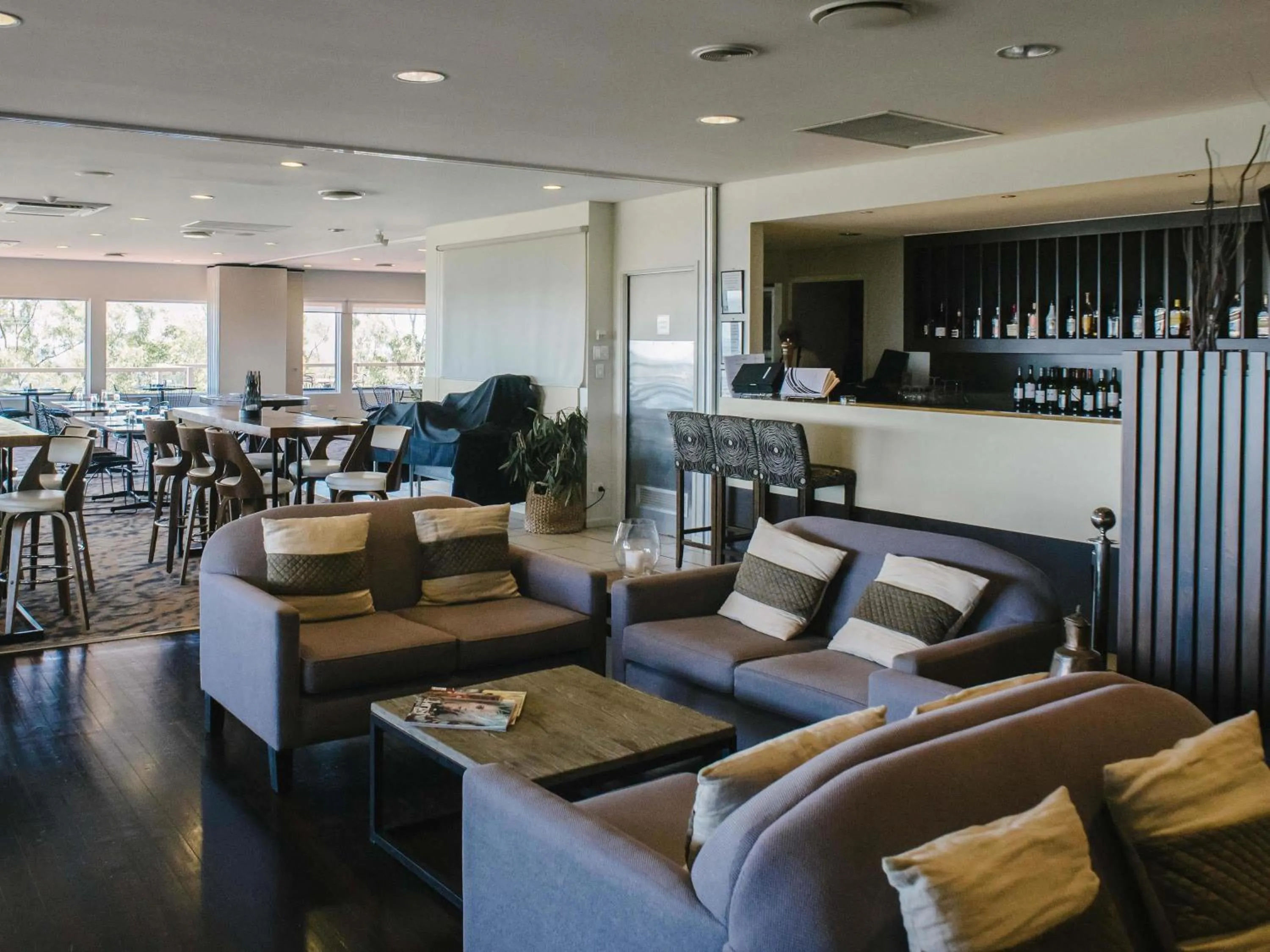 Lounge or bar in Mercure Clear Mountain Lodge