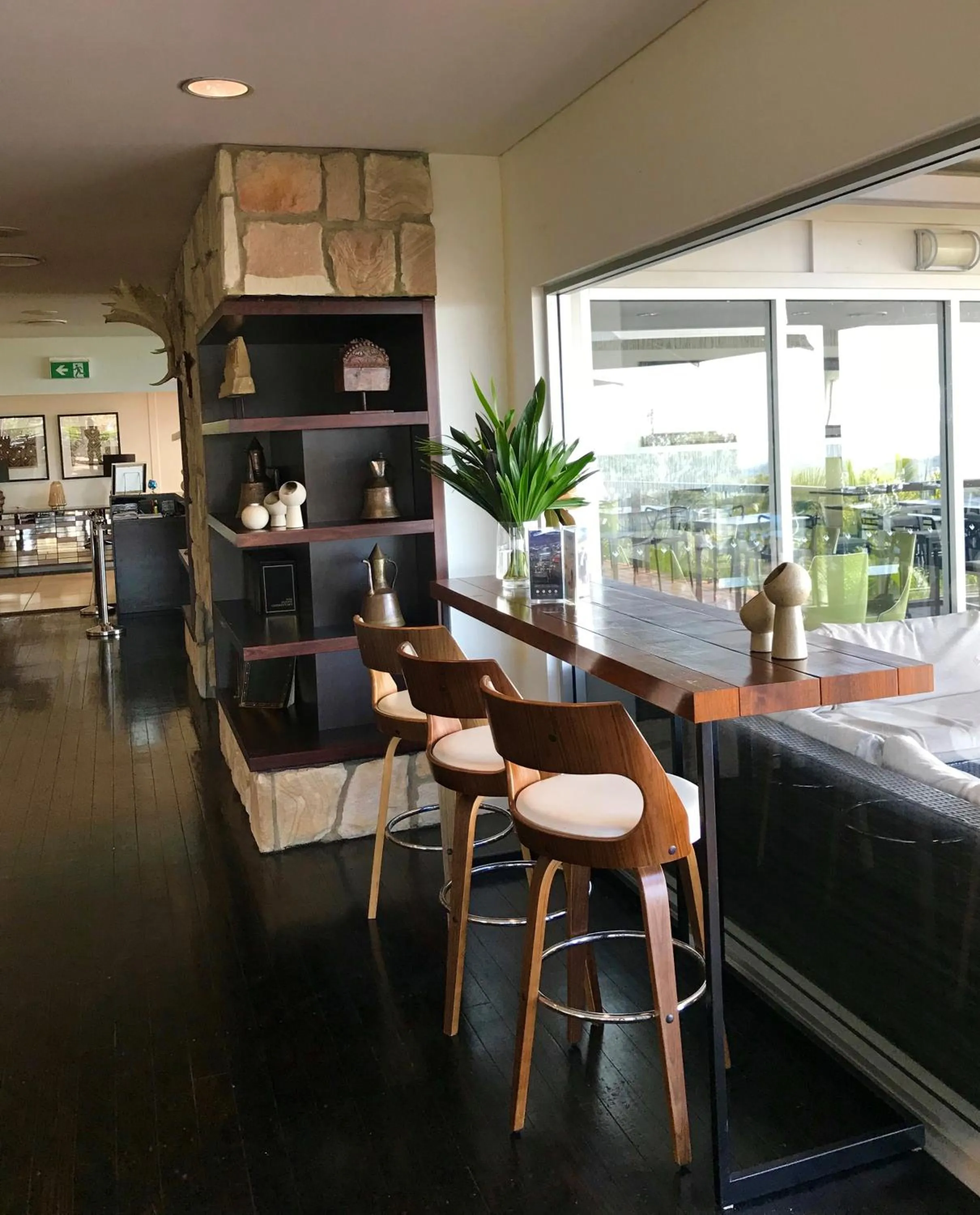 Lounge or bar in Mercure Clear Mountain Lodge