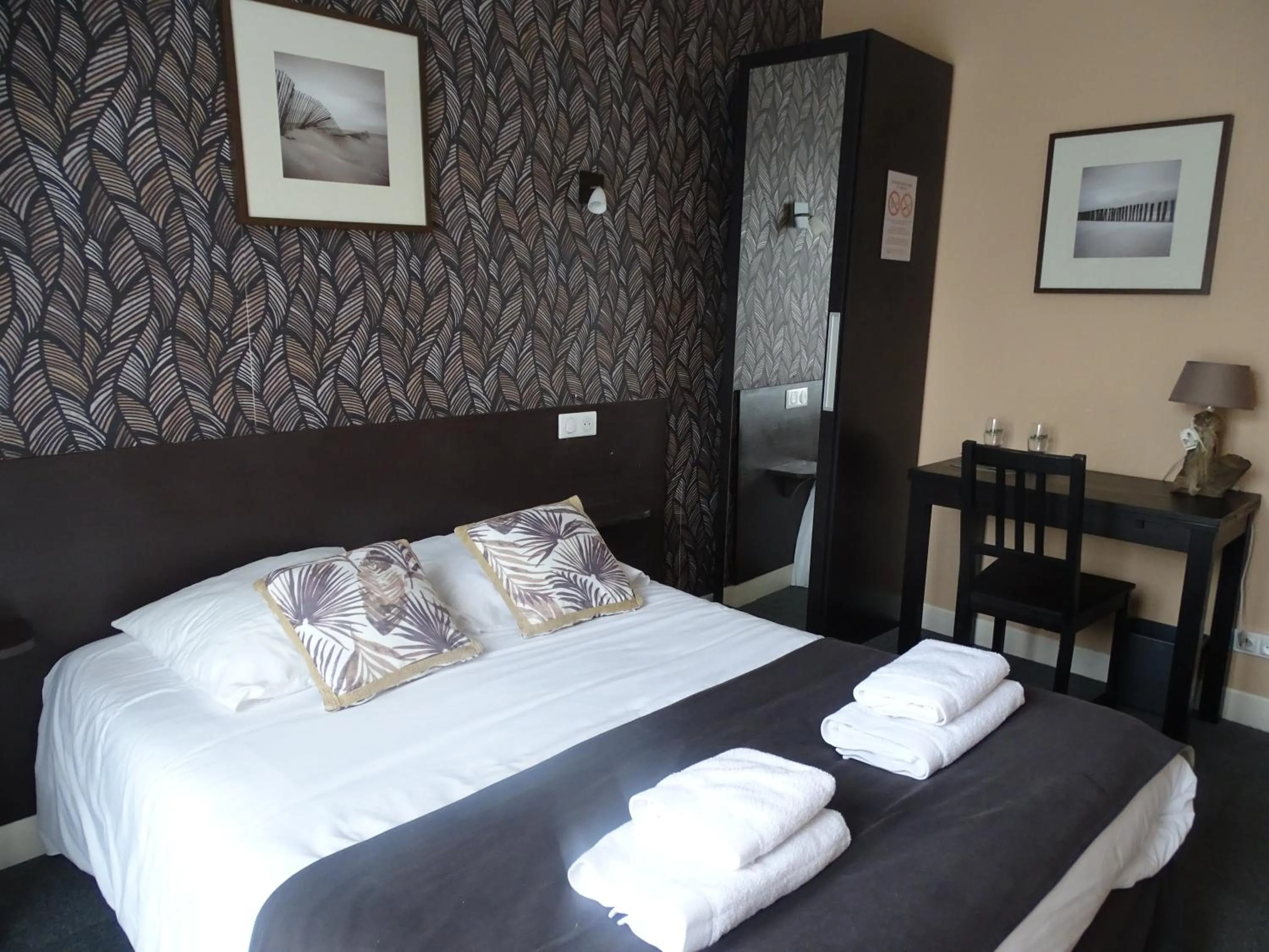 Bedroom, Bed in Hôtel Ambroise