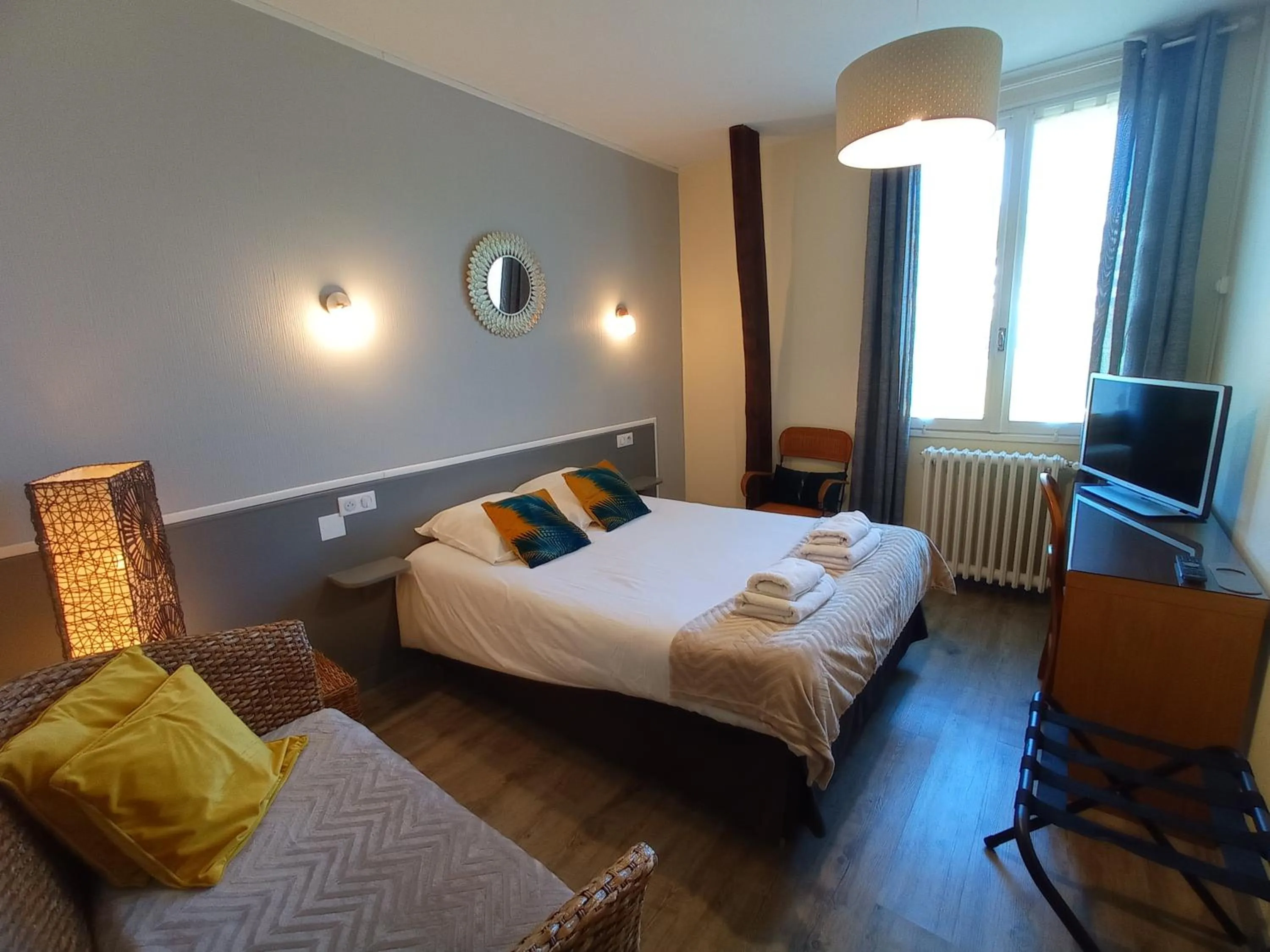 Property building, Bed in Hôtel Ambroise