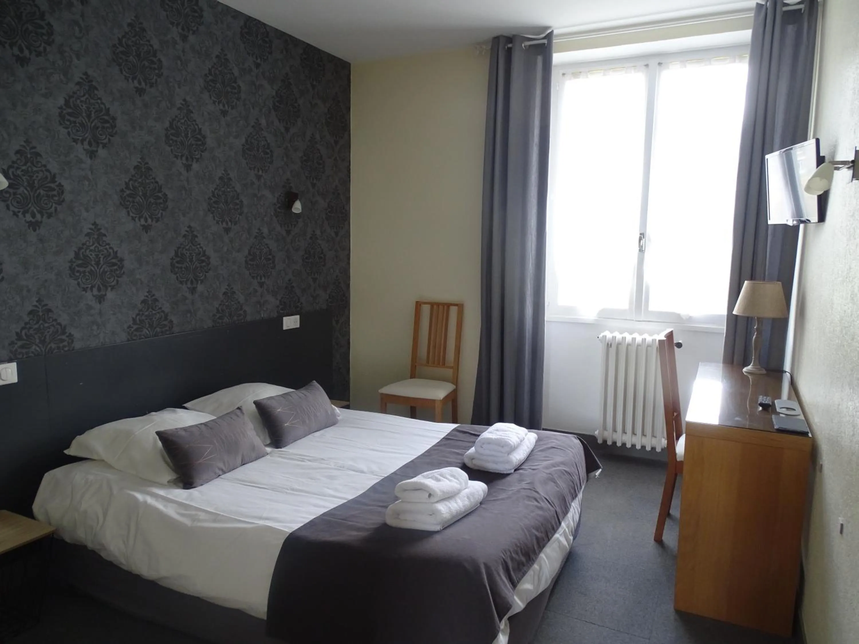 Photo of the whole room, Bed in Hôtel Ambroise